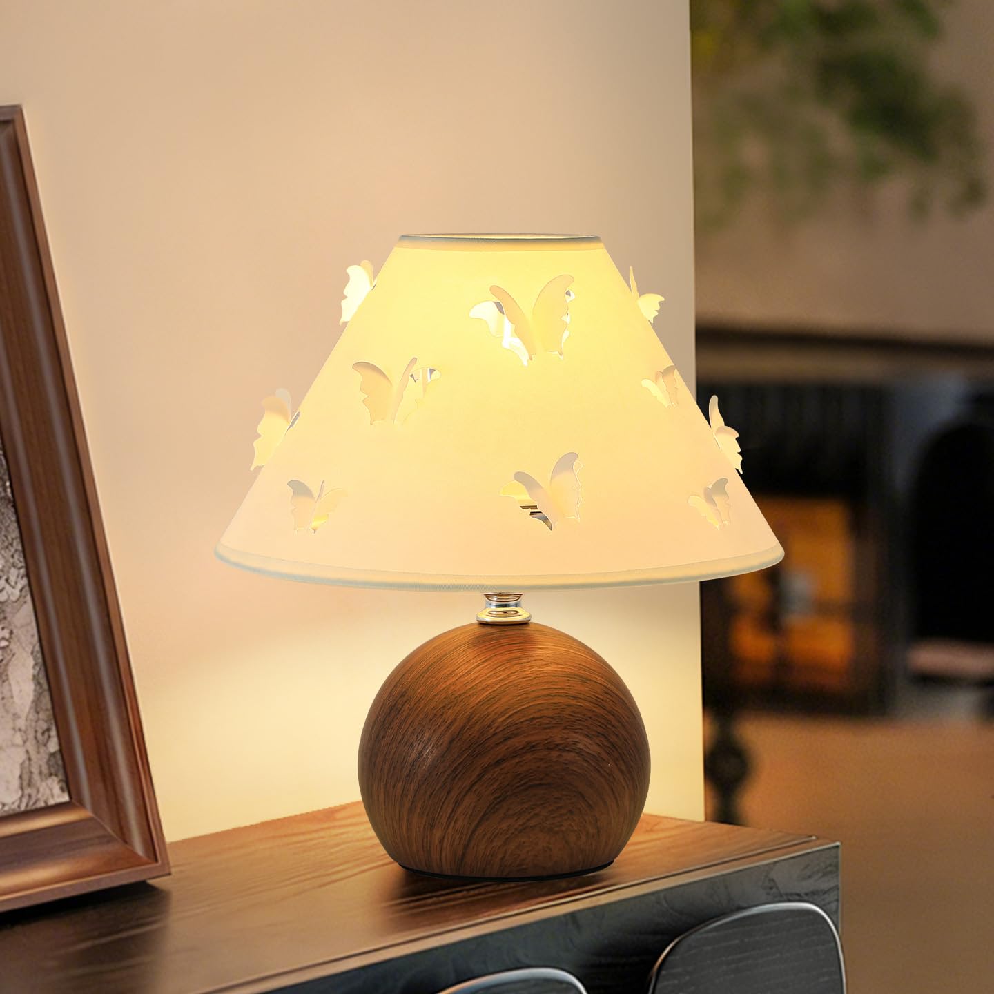 OOWOKS Tischlampe Schlafzimmer Vintage Dimmbar Nachttischlampe mit USB Kabel 3000K/4500K/6000K Retro Tischleuchte Weiß Stoff Lampenschirm Holzoptik Design Schmetterling Dekorative Wohnzimmerlampe