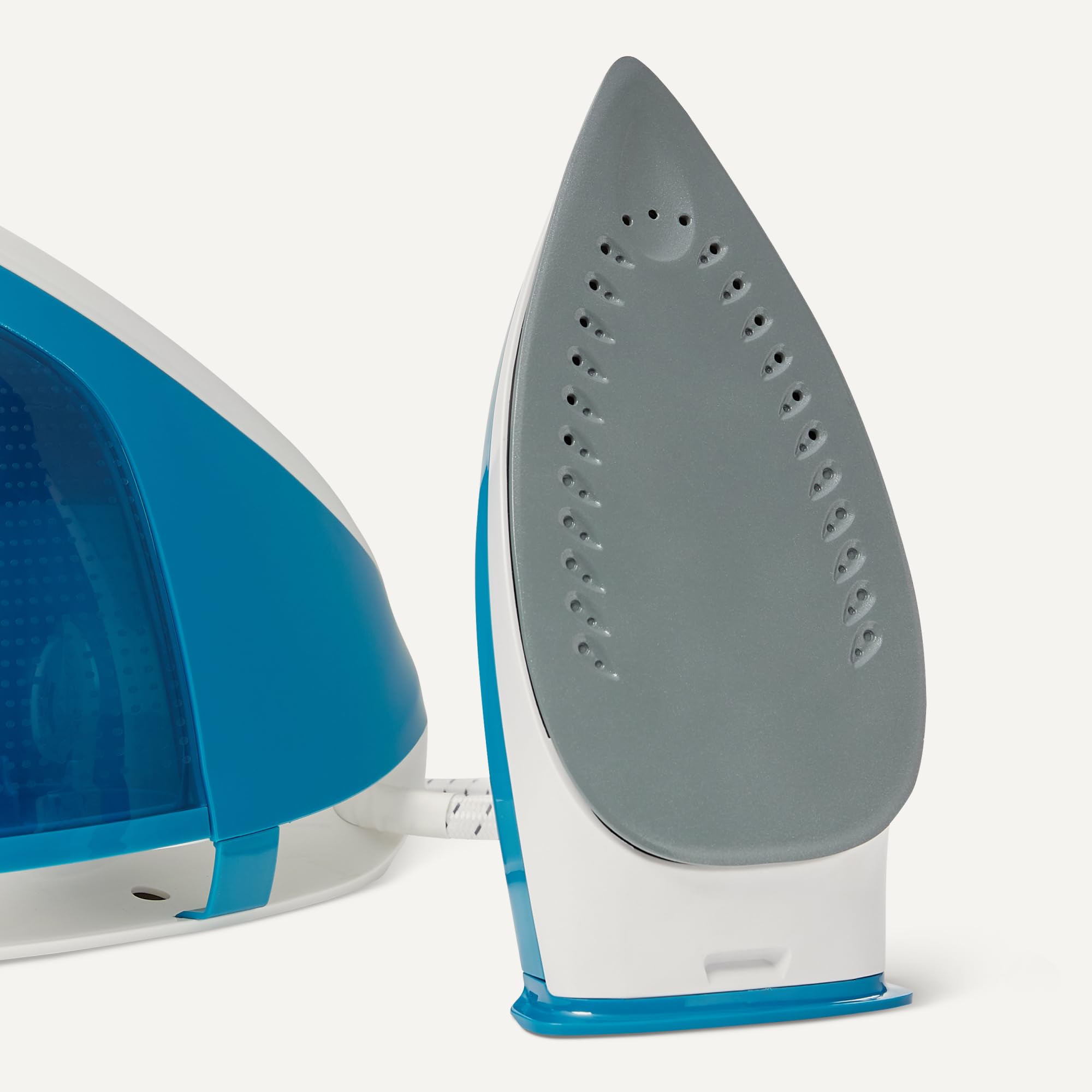Amazon Basics Fer à Repasser Générateur de Vapeur Avec Pompe à 6 Bars, Jet de Vapeur de 240g/min, Débit de Vapeur de 120g/min, Réservoir de 1,5L, 2 400W, Blanc/Bleu