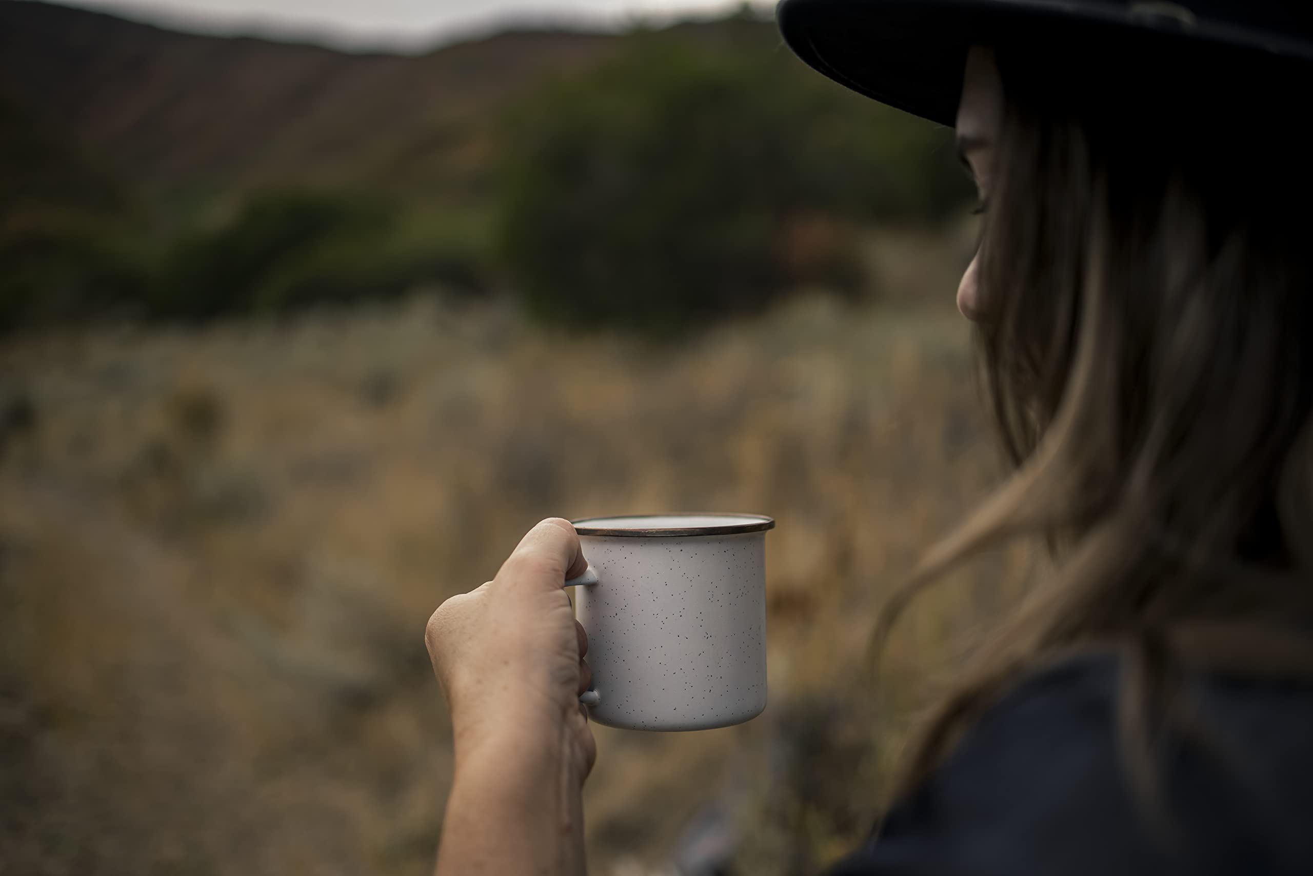 Barebones Juego de 2 tazas de café esmaltadas, 16 onzas, taza de camping con borde de acero inoxidable para uso en interiores y exteriores (cáscara de huevo)