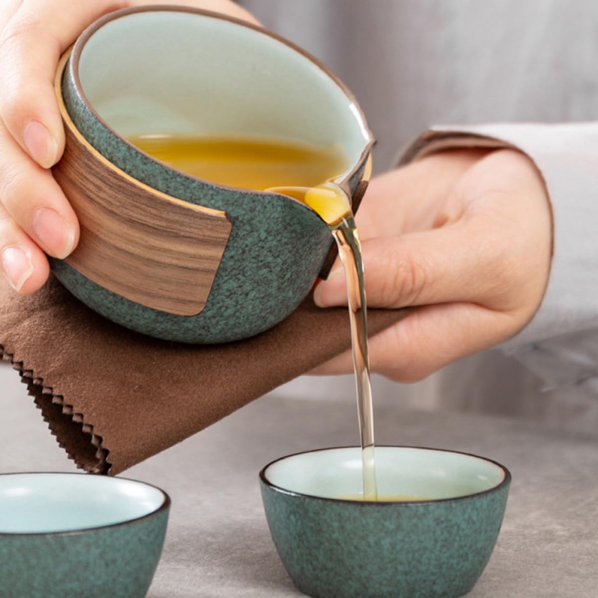 Tragbares Geschenk für Teeliebhaber für Zuhause und Büro sicheres und Elegantes Design Kung Fu Teeset aus Keramik mit Teekanne und 2 Teetassen