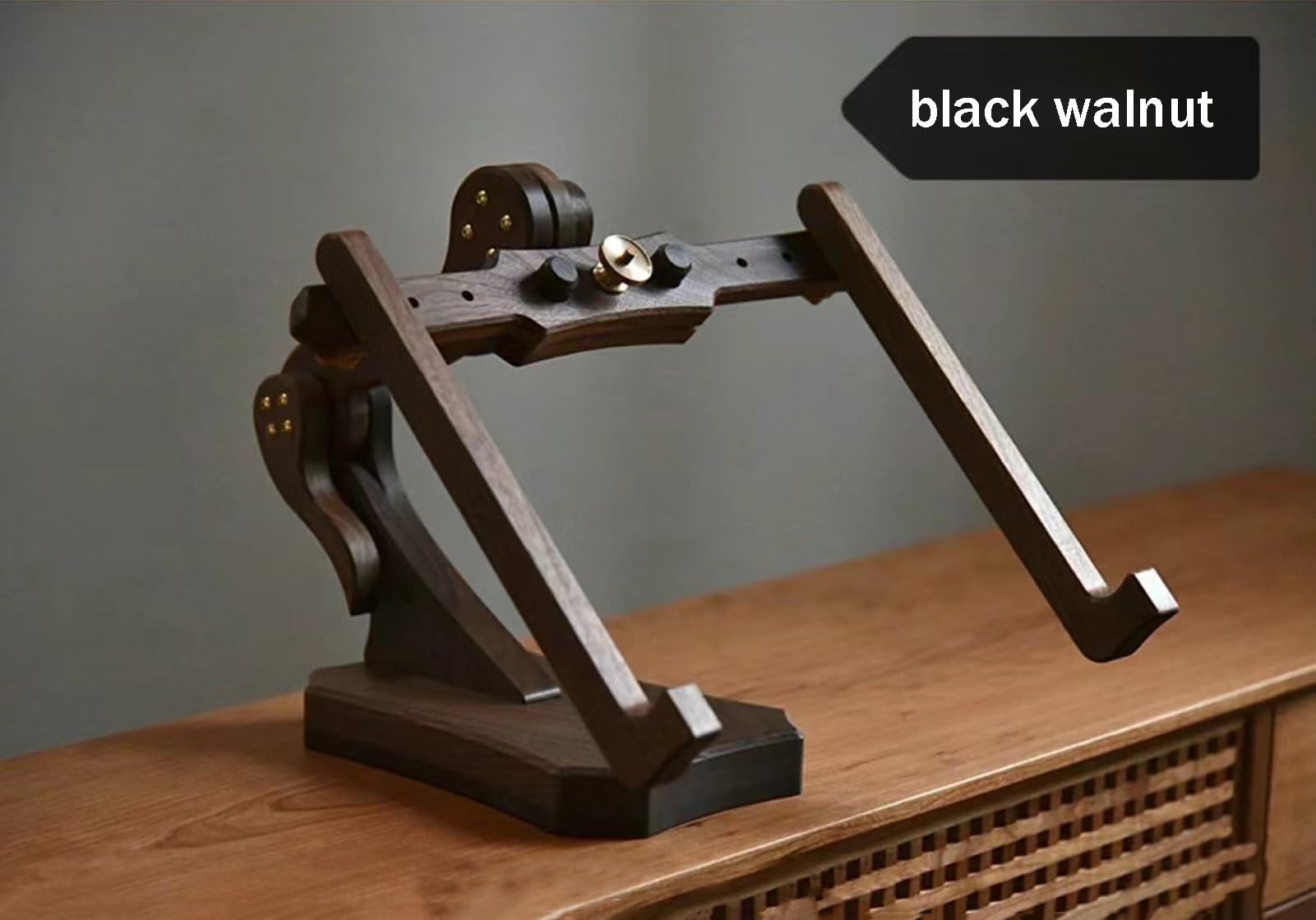 Este Soporte de Bordado Ajustable con Marco de Madera Maciza es un Soporte de Suelo para Aros de Bordado, Manualidades y Costura, Duradero y Elegante.