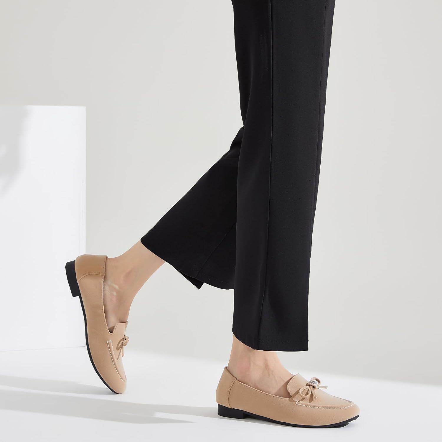 BABUDOG レディース フェイクスエードローファー、女性用ブラックフラットシューズ、スリッポンバレエフラットカジュアルシューズ