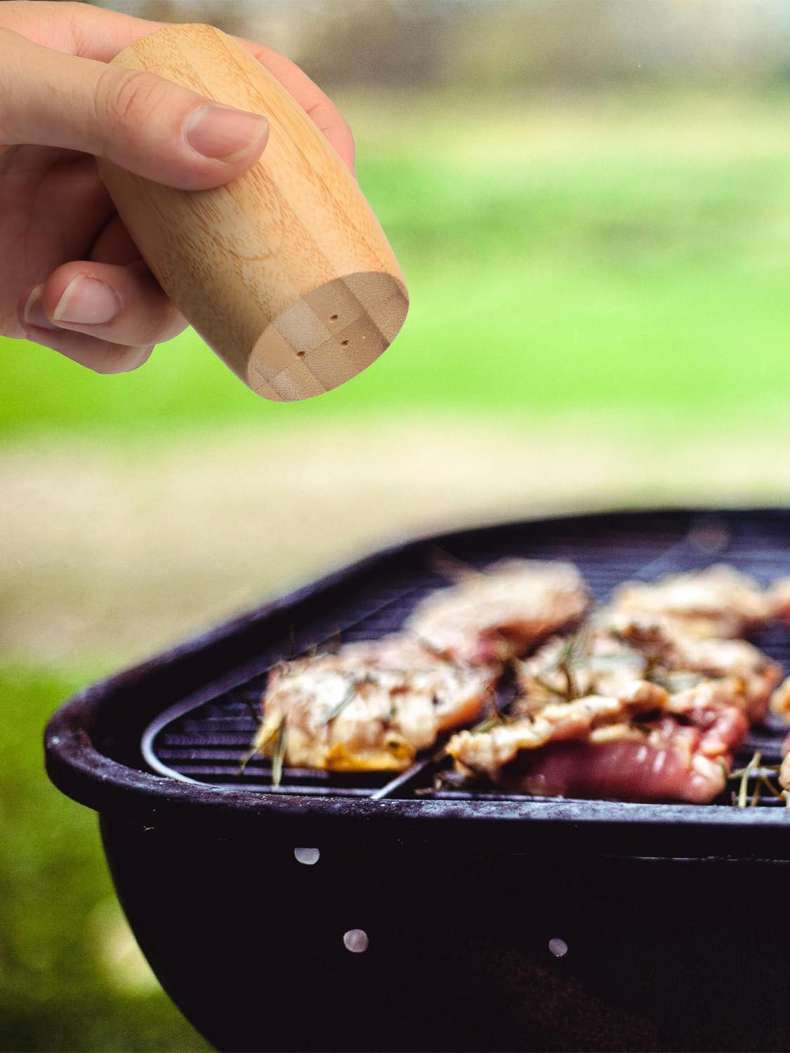 Juego de saleros y pimenteros, pequeños saleros de bambú con estante base para cocina, camping, barbacoa, granja, estilo rústico para decoración de mesa de comedor, diseño único, 1 onza, juego