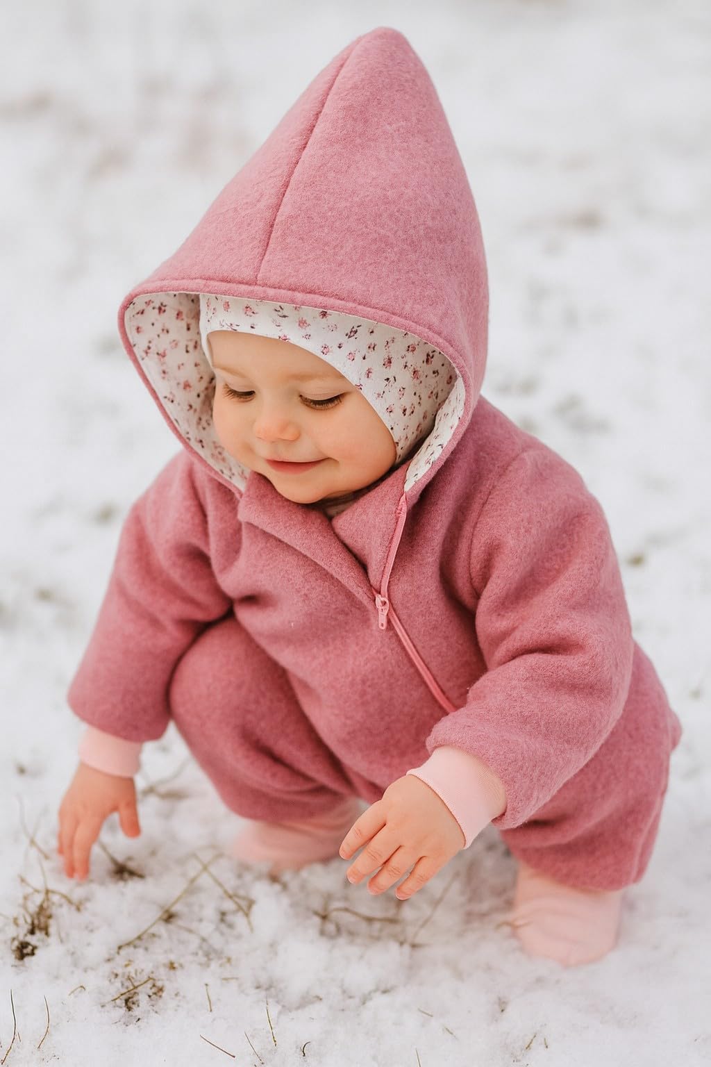 Lilakind Wollwalk Overall für Baby und Kleinkind mit Kapuze und Reißverschluss – Dusty Pink Blumenmuster
