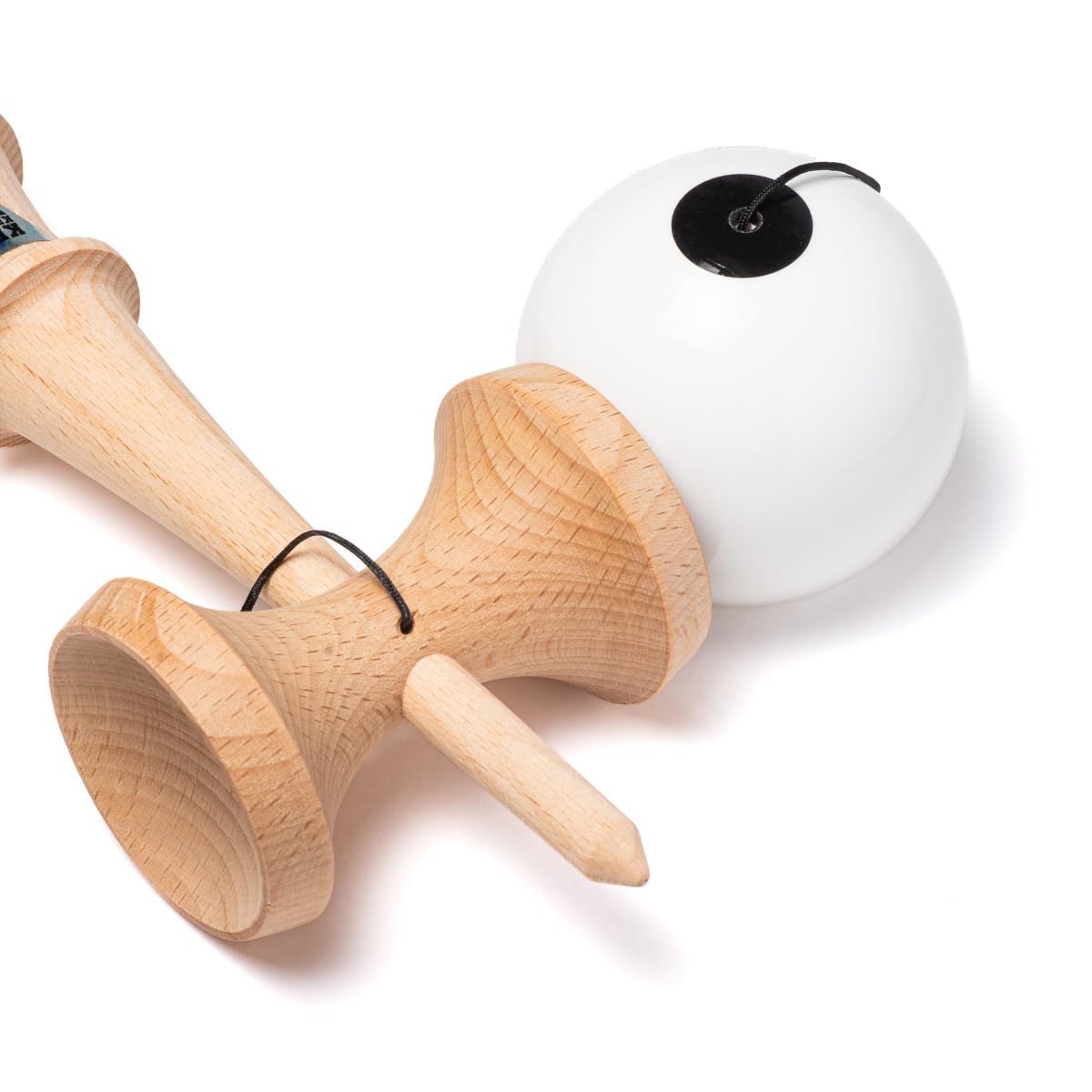 KROM Kendama POP LOL Blanco – de madera de haya certificada – Madera de alta calidad – Para principiantes y profesionales – Pack : cuerda de repuesto + pegatinas