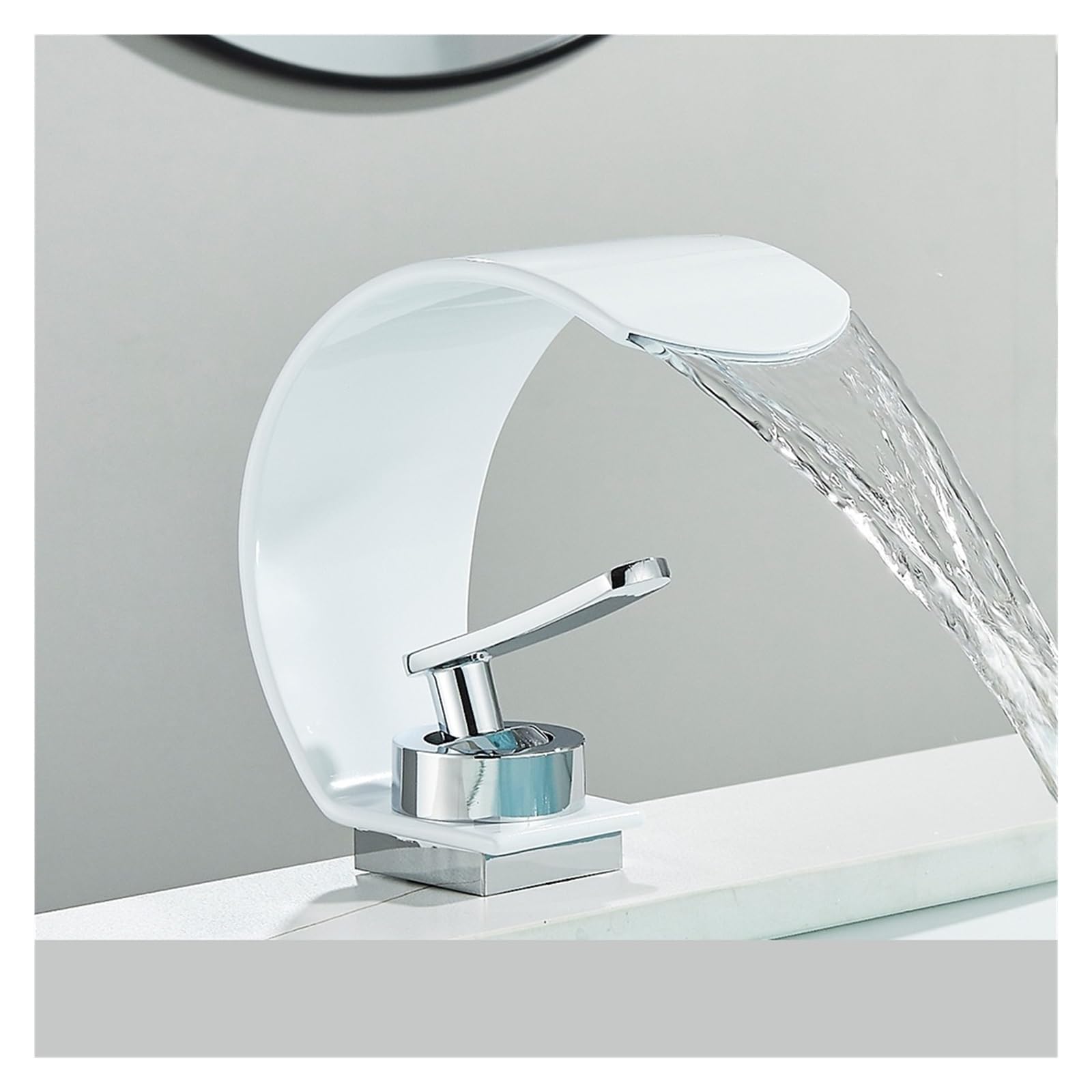Mitigeur eau chaude froide pour rénovation salle de bains moderne, style blanc et or brossé