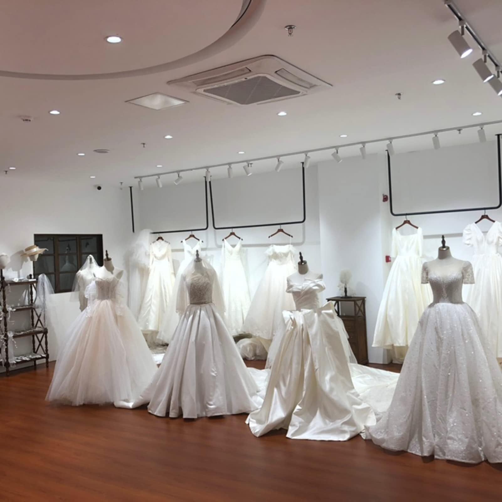 Female Adjustable Dress Form Mannequin Torso with Wooden Base, Height Adjustable for Wedding Dresses & Apparel Display, 2 Sizes (S/M)