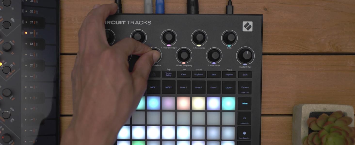 Amazon.com: Novation Circuit Tracks: Secuenciador Groovebox con