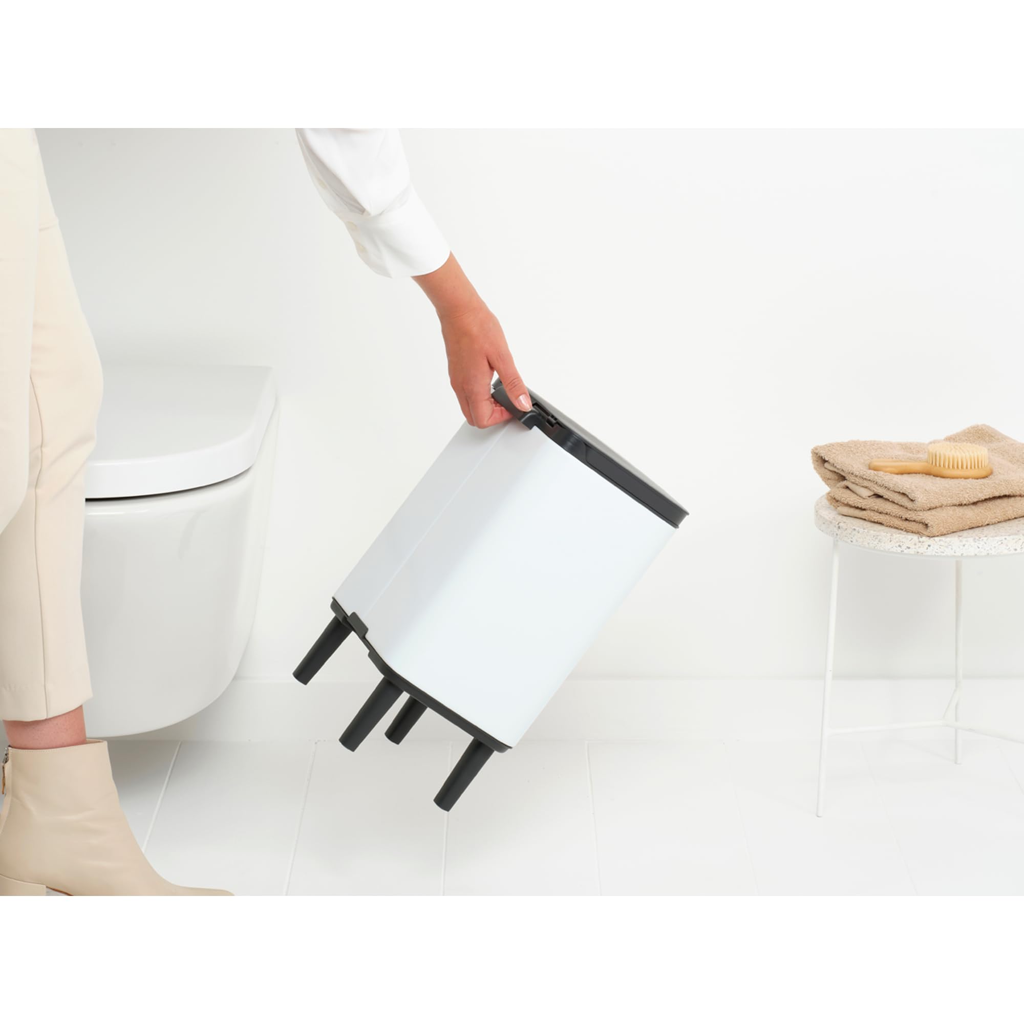 Brabantia - Cubo de basura Bo Hi 7 L con tapa de cierre suave, interior extraíble y asa de transporte - Adecuado para baño, dormitorio y oficina en casa - White
