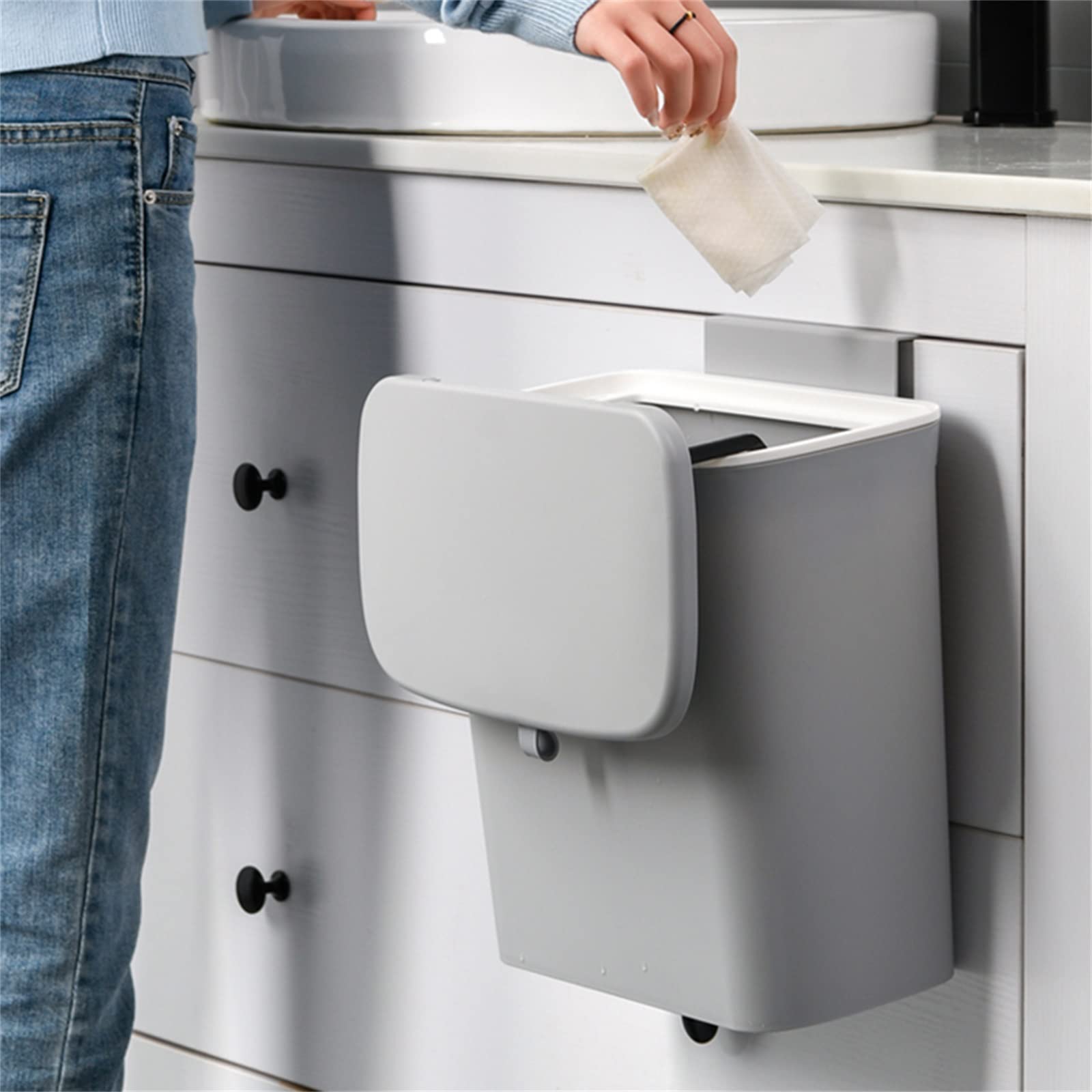 Basurero de cocina NIGORIY, basurero de pared de 9 l con tapa, capacidad de carga de 5 kg, papelera para colgar, basurero orgánico de cocina con raspador de limpieza (gris)