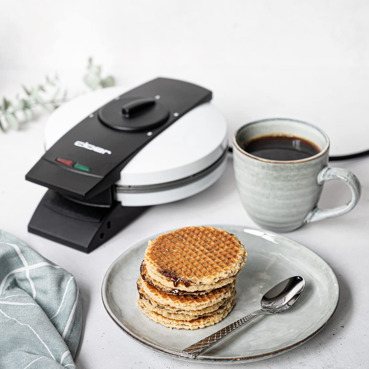 Cloer 1641S Gaufrier Stroop pour gaufres Stroop hollandaises, 850 W, Plaques de cuisson 14,5 cm Ø, Lumière de cuisson, Temps de cuisson réglable à l‘infini, blanc