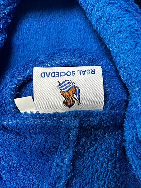 Real Sociedad Albornoz infantil producto oficial en las Tallas 2/4, 6/8, 10/12 y 14/16.