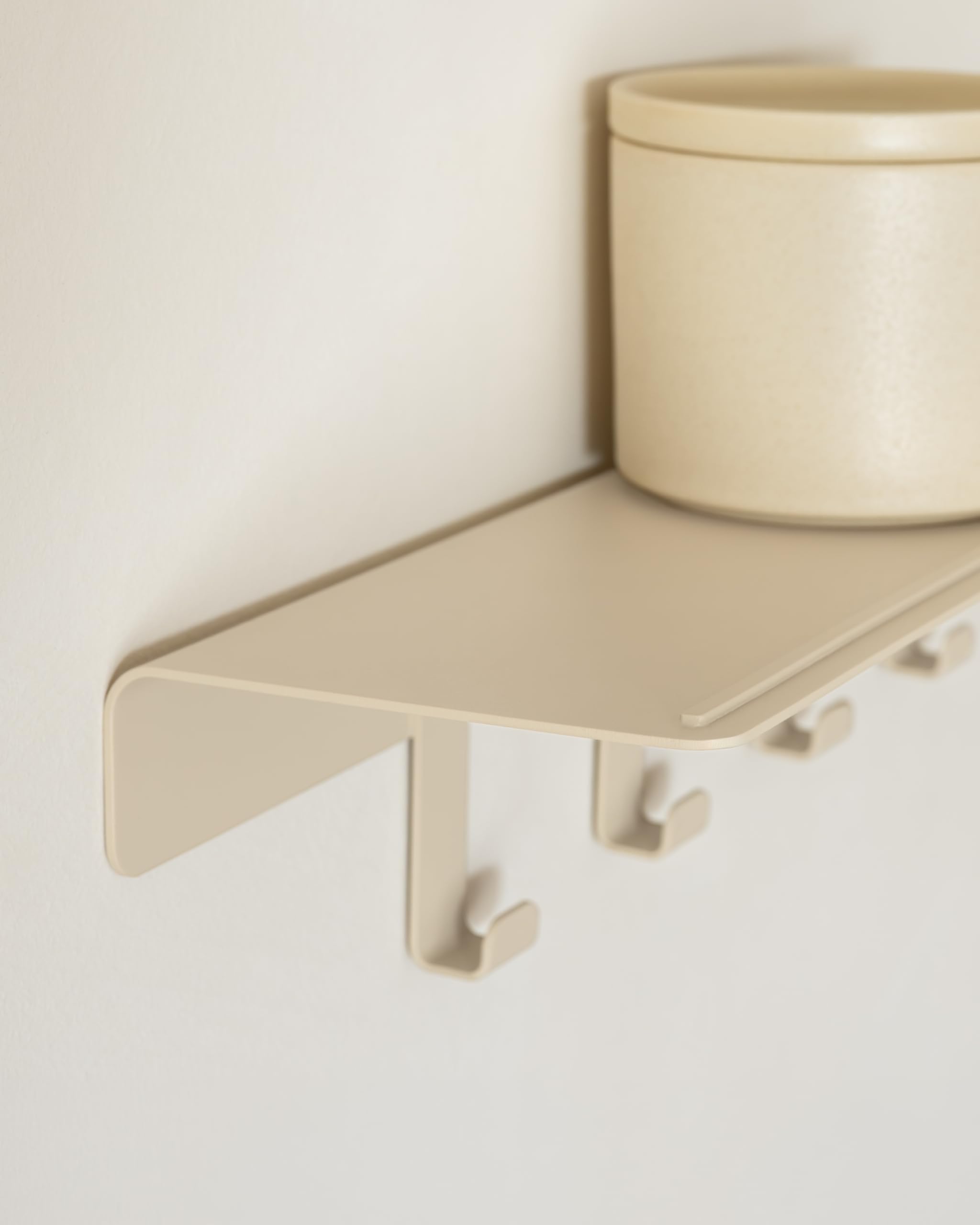 Kazai. Porte manteau mural 'Holmsen' | Crochet mural avec étagère design moderne | Patère murale en métal | Porte-manteau pour entrée | Sable Taupe