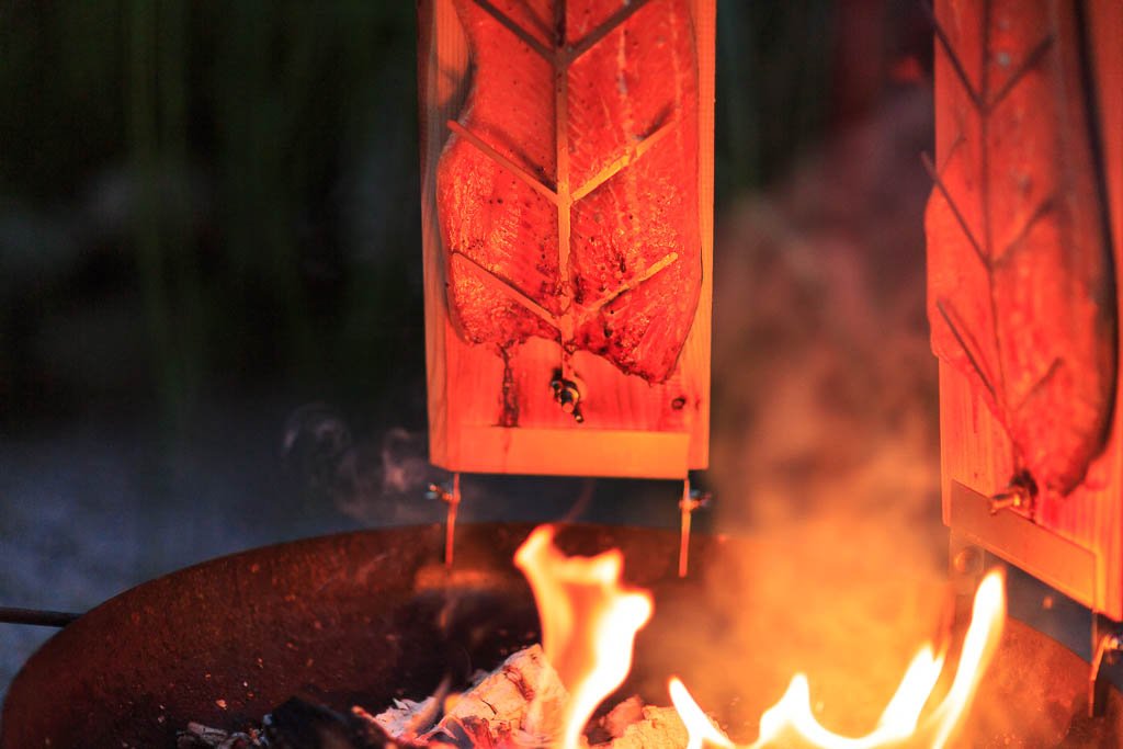 Flammlachsbrett, Räucherbrett, Flammlachs Brett aus dt. Lärche. Geeignet für Kugelgrills,outdoor grill und natürlich zum Verschenken ! (2, Lärche rustikal)