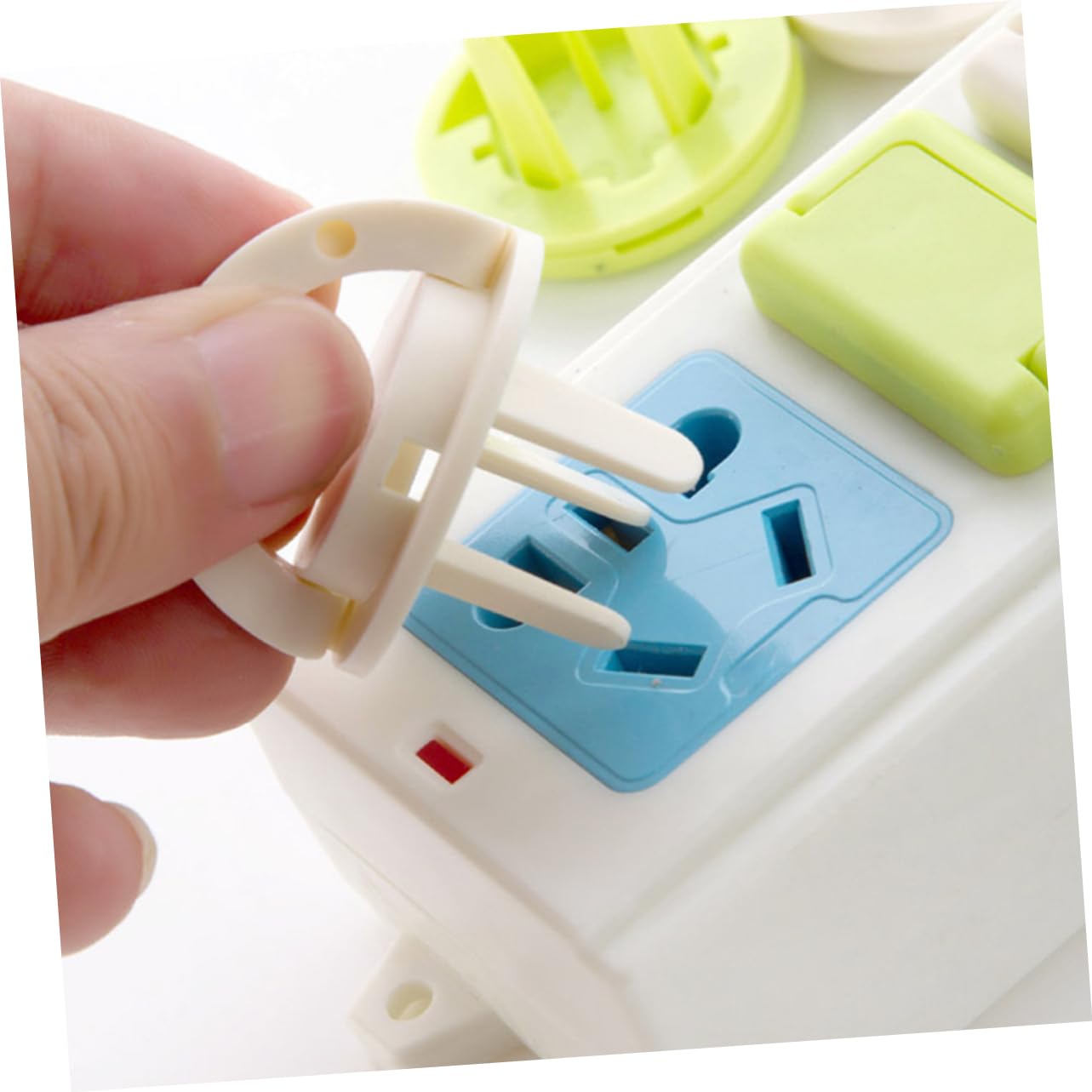 Kisangel Lot de 60 Cache-prises de Sécurité pour Bébés, Couvercle de Protection de Prise en Abs Blanc, pour Prises de Courant Électriques