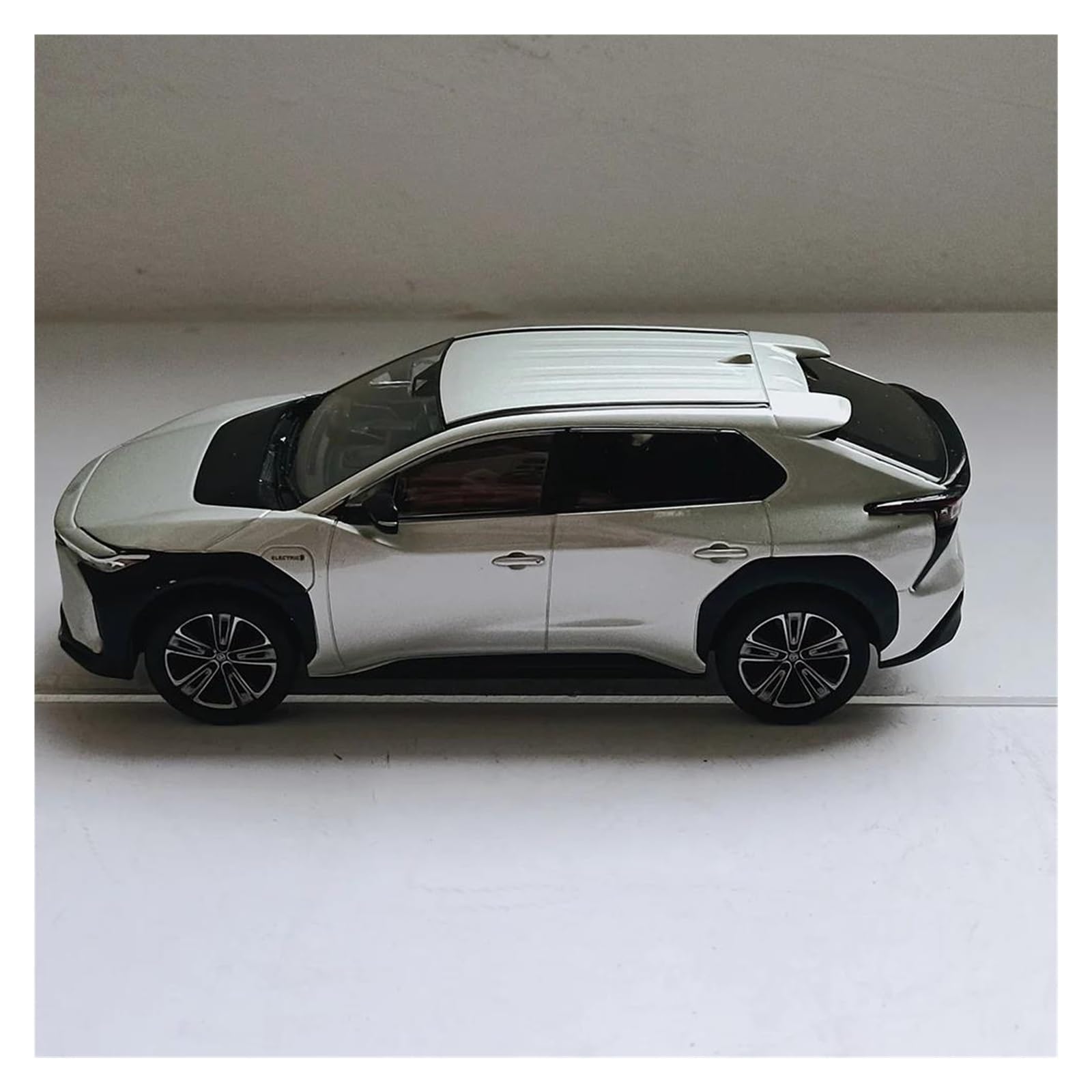 Metallo Scala Replica 1:30 Per Alloy Bz4x Pure Electric Suv Car Model Die-cast Static Home Decor Collection Hobby Veicoli Giochi Set