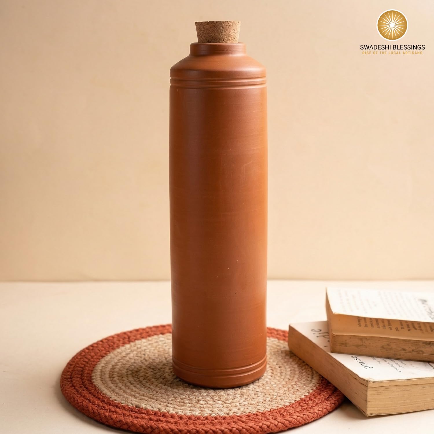 SWADESHI BLESSINGS Exklusive Produktreihe, unglasierte, handgefertigte Ton-Trinkflasche mit Tonkork/irdener Wasserflasche/Schlammflaschen/Mitti-Ke-Flaschen/Ayurvedischer Artikel (mit Spiegel-Finish) +