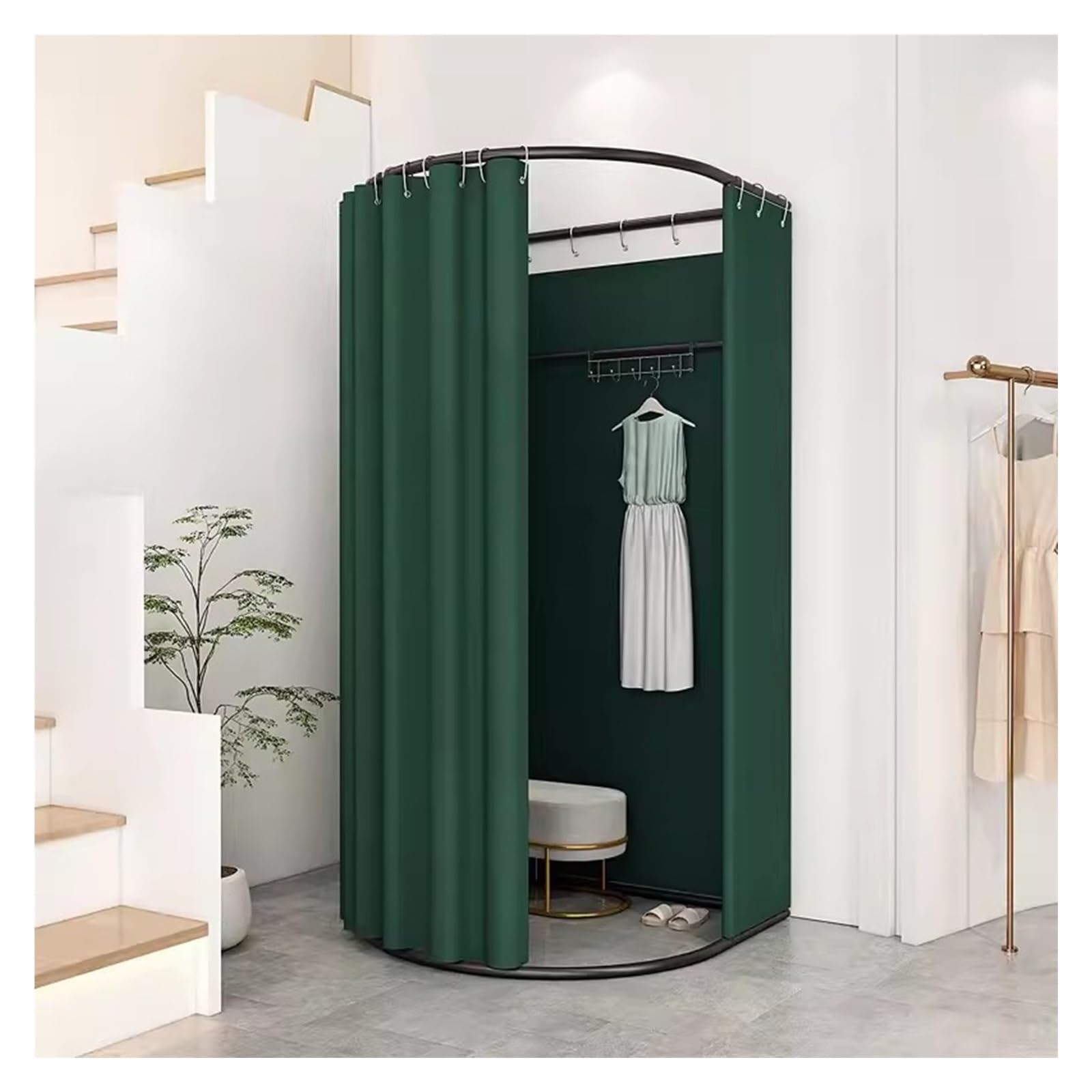 Magasin de vêtements : grand vestiaire autoportant pour l'intimité des clients