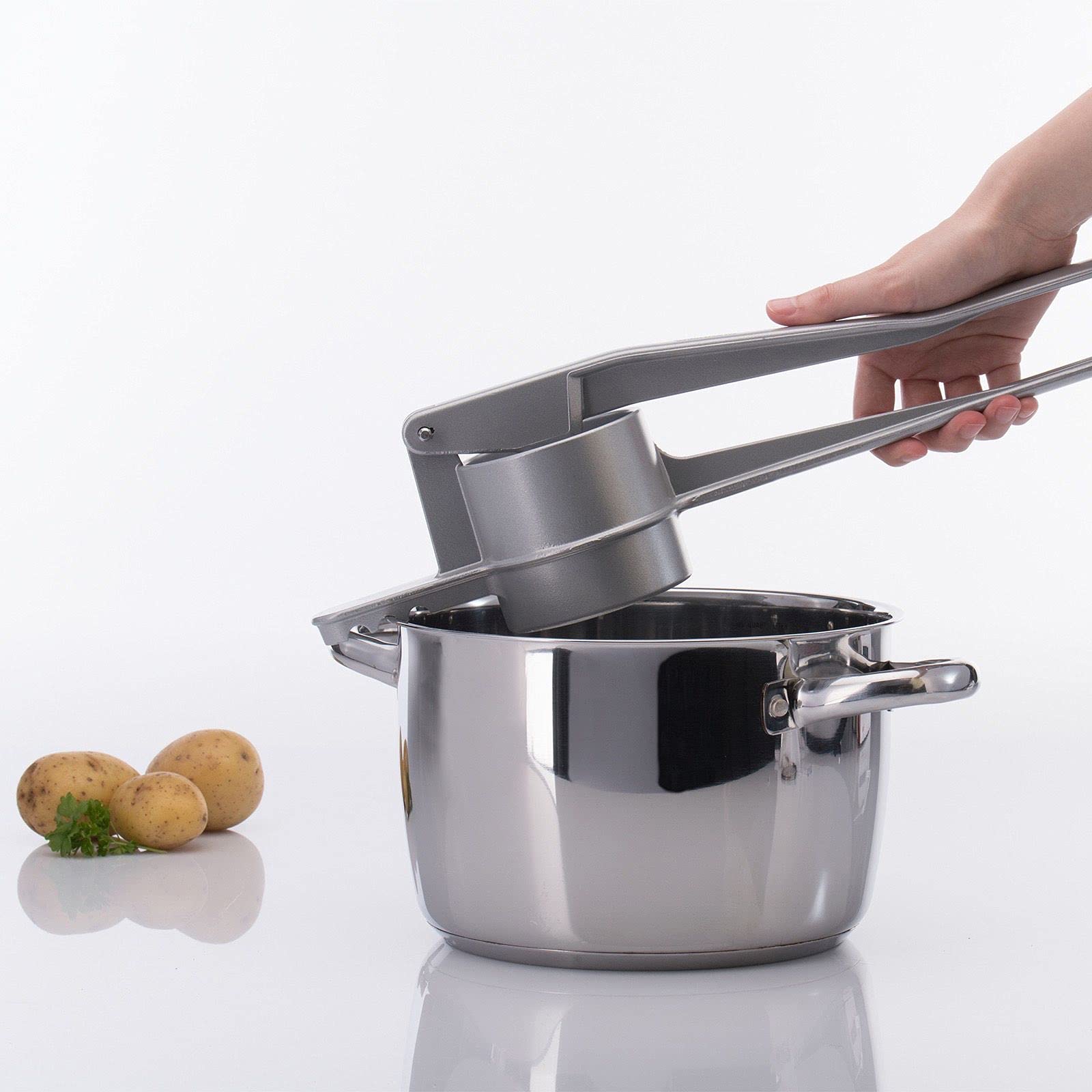 Westmark Prensa para pasta / patatas, Con agujeros redondos, Aluminio fundido a presión, Longitud: 41 cm, Spätzlepress, Plateado, 61102230
