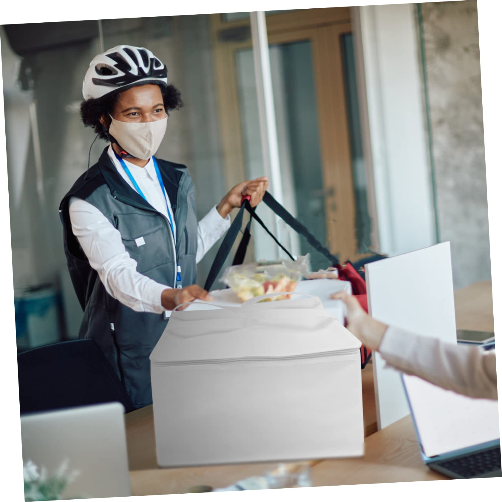 OUNONA Takeout Thermal Bag Insulated Food Pouch for Pizza Seafood and Outdoor Events Practical Design with Random Edge Color