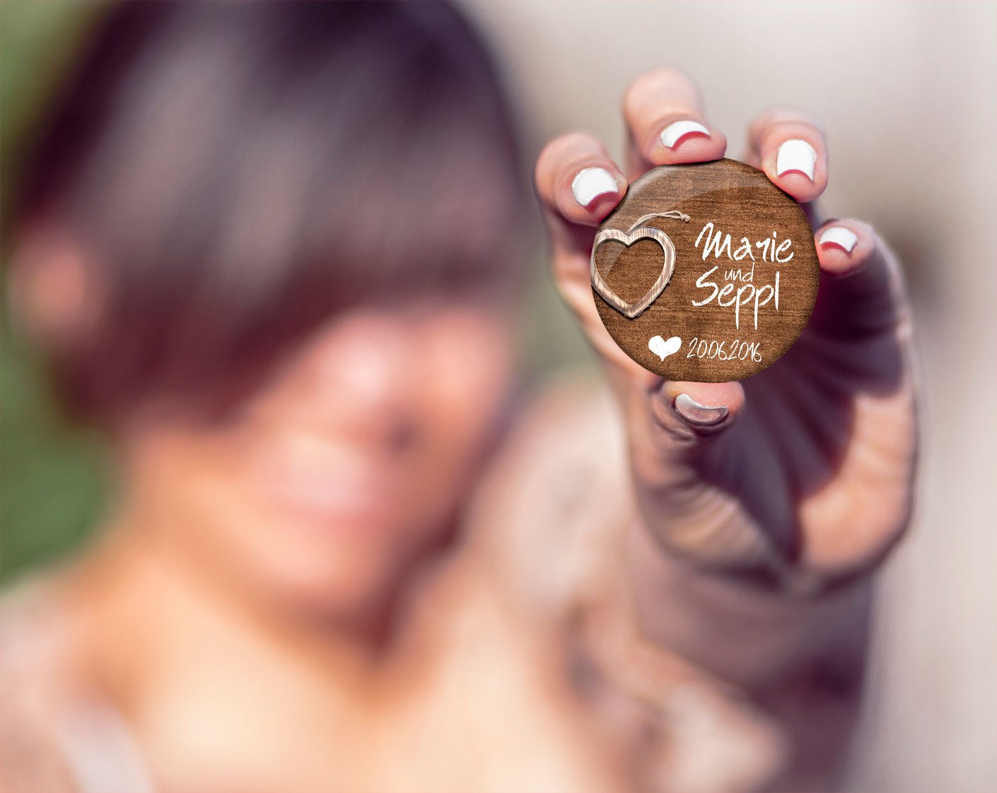 stylebutton - personalisierte Hochzeits-Anstecker: Gäste-Buttons "woodenHeart" als Gastgeschenk und zur Erinnerung für Braut, Bräutigam, Verwandte und Freunde und JGA