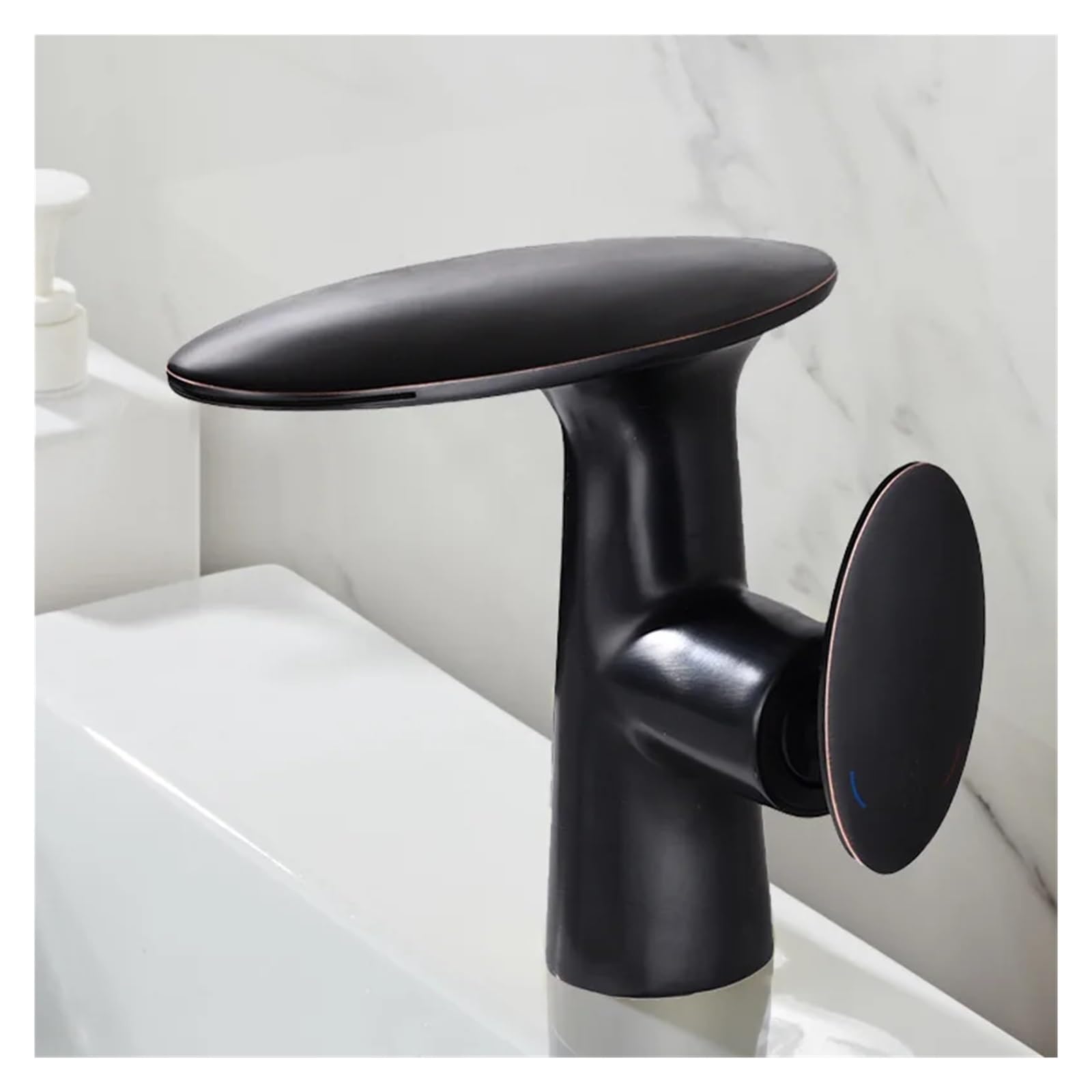 Robinet de lavabo cascade noir pour rénover une salle de bains moderne
