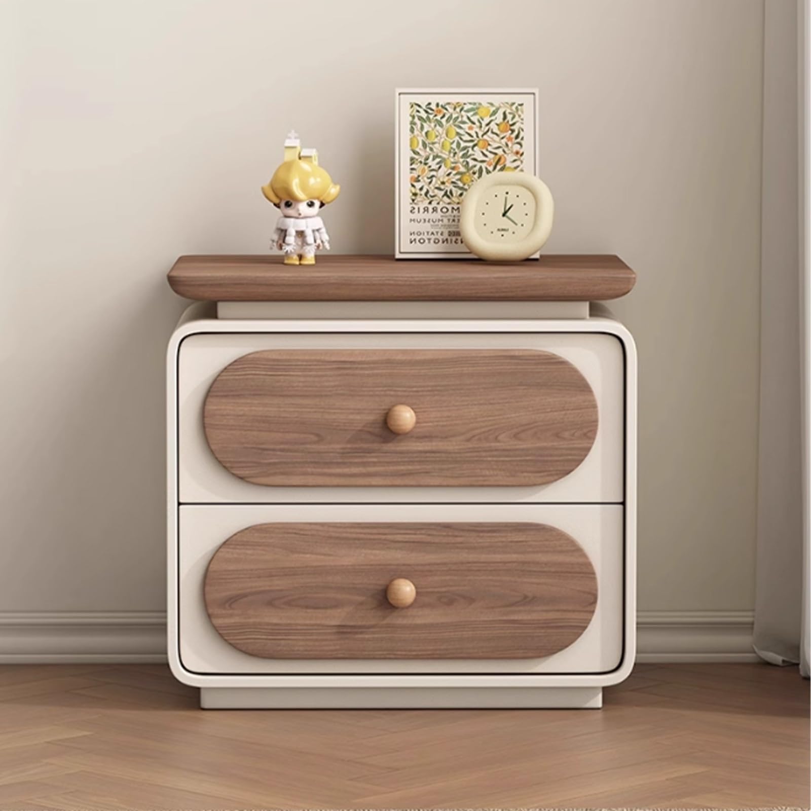 Mesita de noche con cajones de madera clara