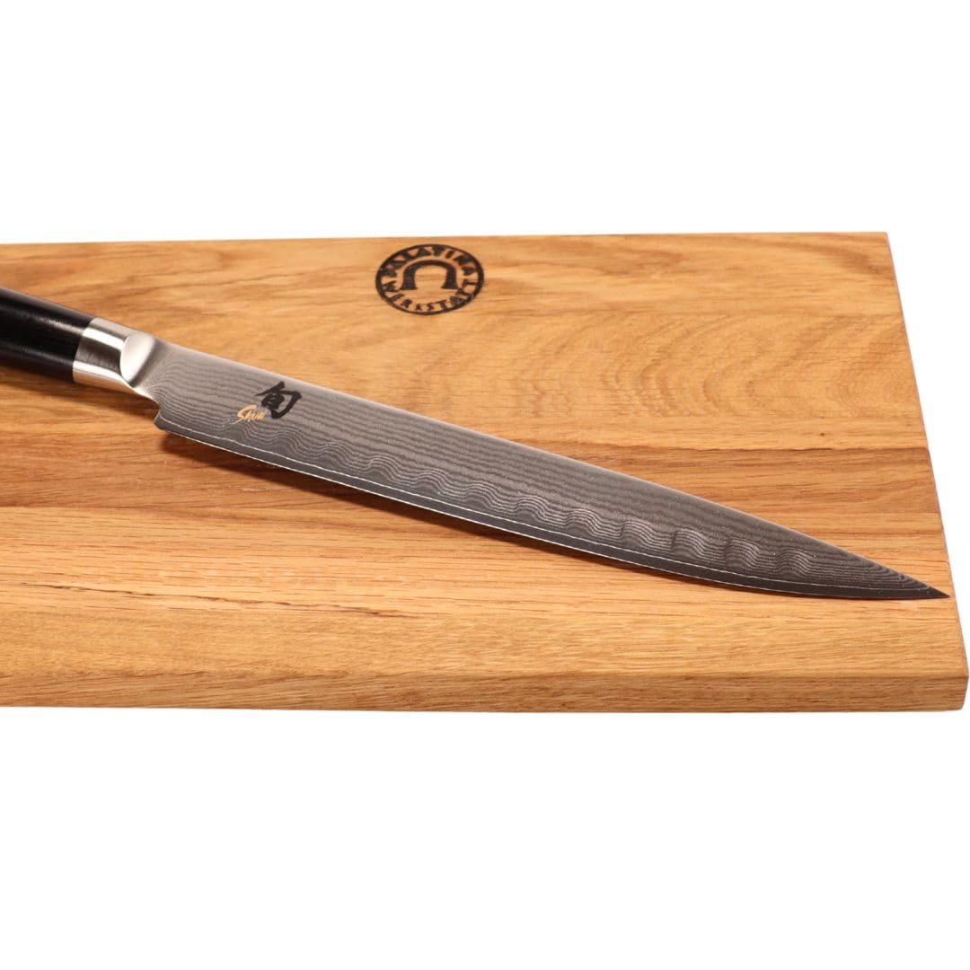 KAI DM-0720 Shun Schinkenmesser 23 cm mit Kullenschliff + Eichenholzbrett 30x20 cm – Damaszenerstahl 32 Lagen – VG MAX Stahl 61 HRC – Klingenschonend & robust – Geschenkset für Profiköche