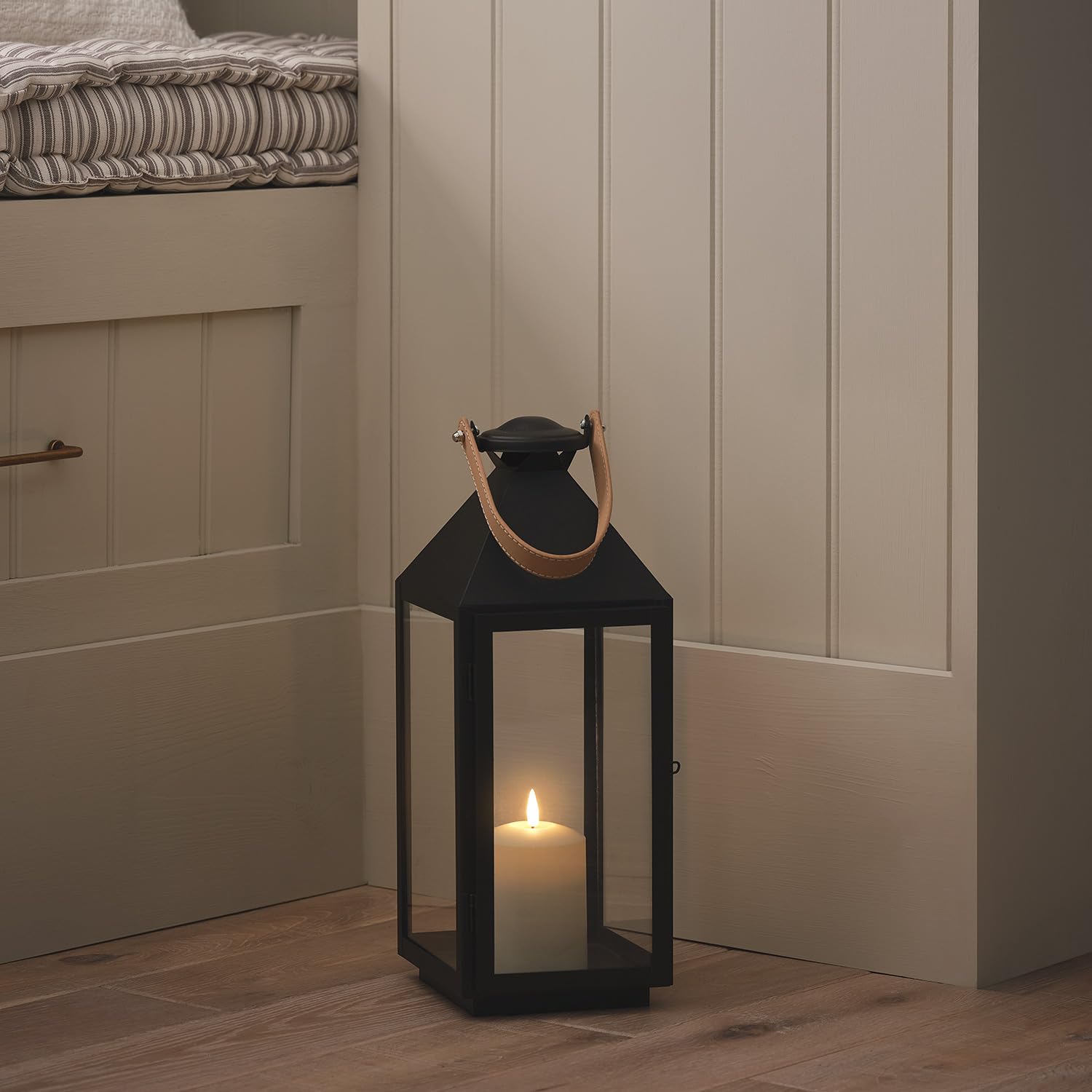 Lights4fun Brixham - Farol con mango de cuero regular con vela TruGlow