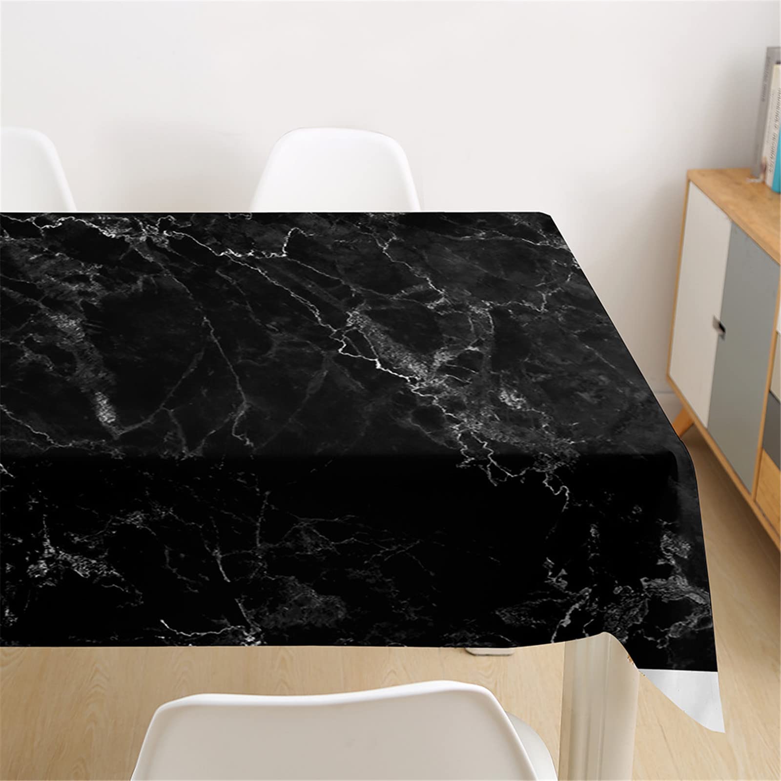 Nappe anti-tache et imperméable noire à effet marbre pour préserver votre table