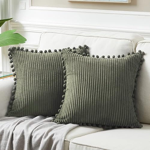Fancy Homi Paquete de 2 fundas de almohada decorativas de color verde oliva de 18 x 18 pulgadas con pompones para sofá, cama, sala de estar,
