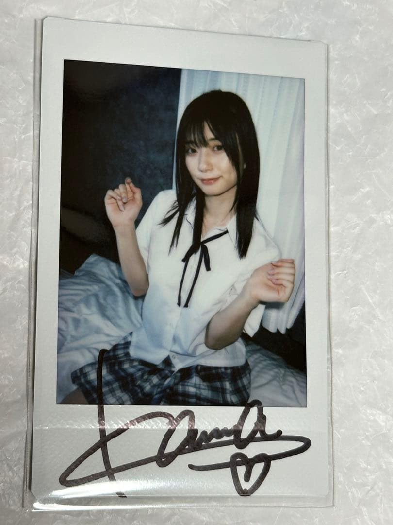 Amazon.co.jp: 瀬戸環奈 直筆サイン入り チェキ 制服 アイドル お笑い