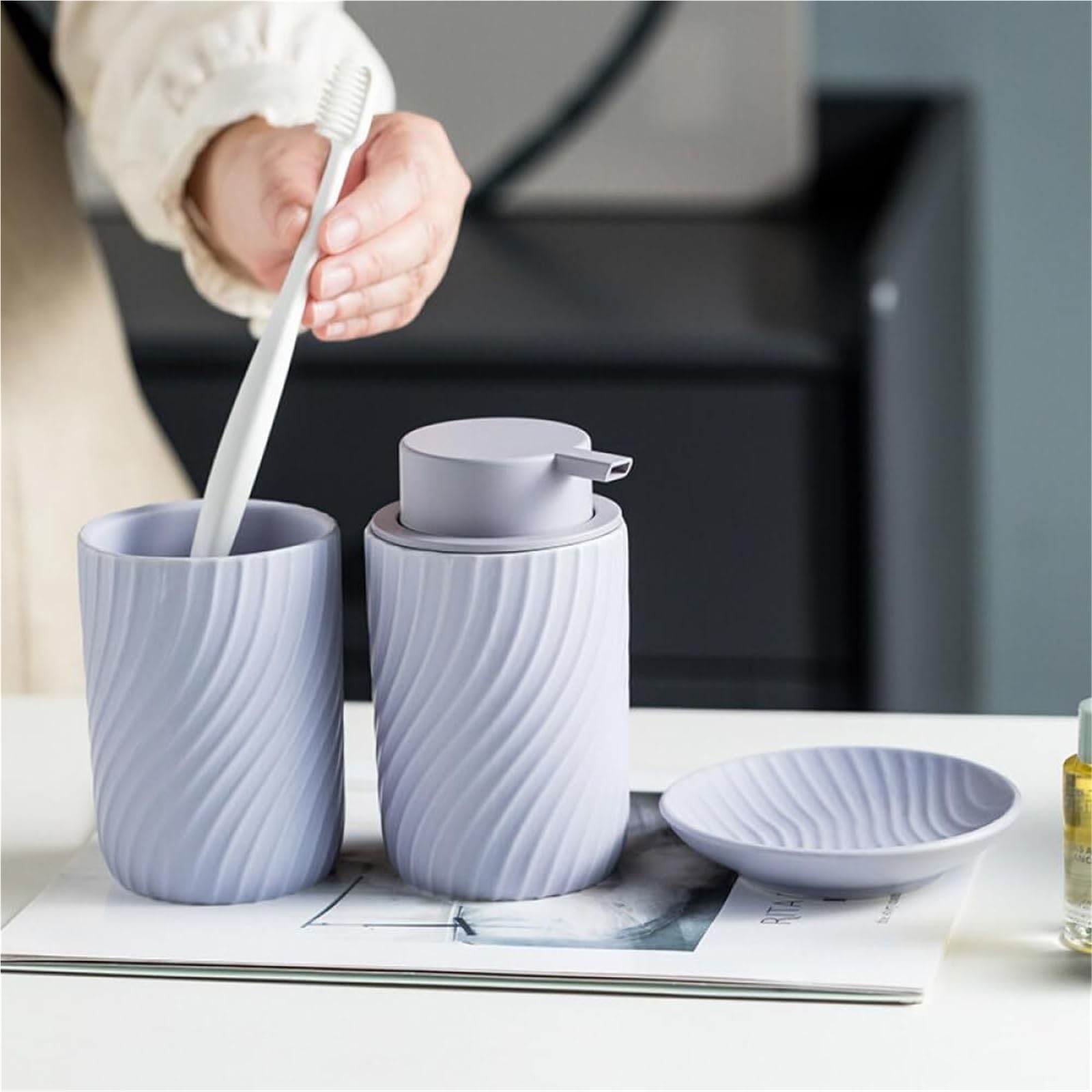 Set di accessori per il bagno 3-Piece Striped Includes 1 Aromatherapy Bottle/1 Cup Liquid Soap Dispenser Or Arredamento per gli affittuari