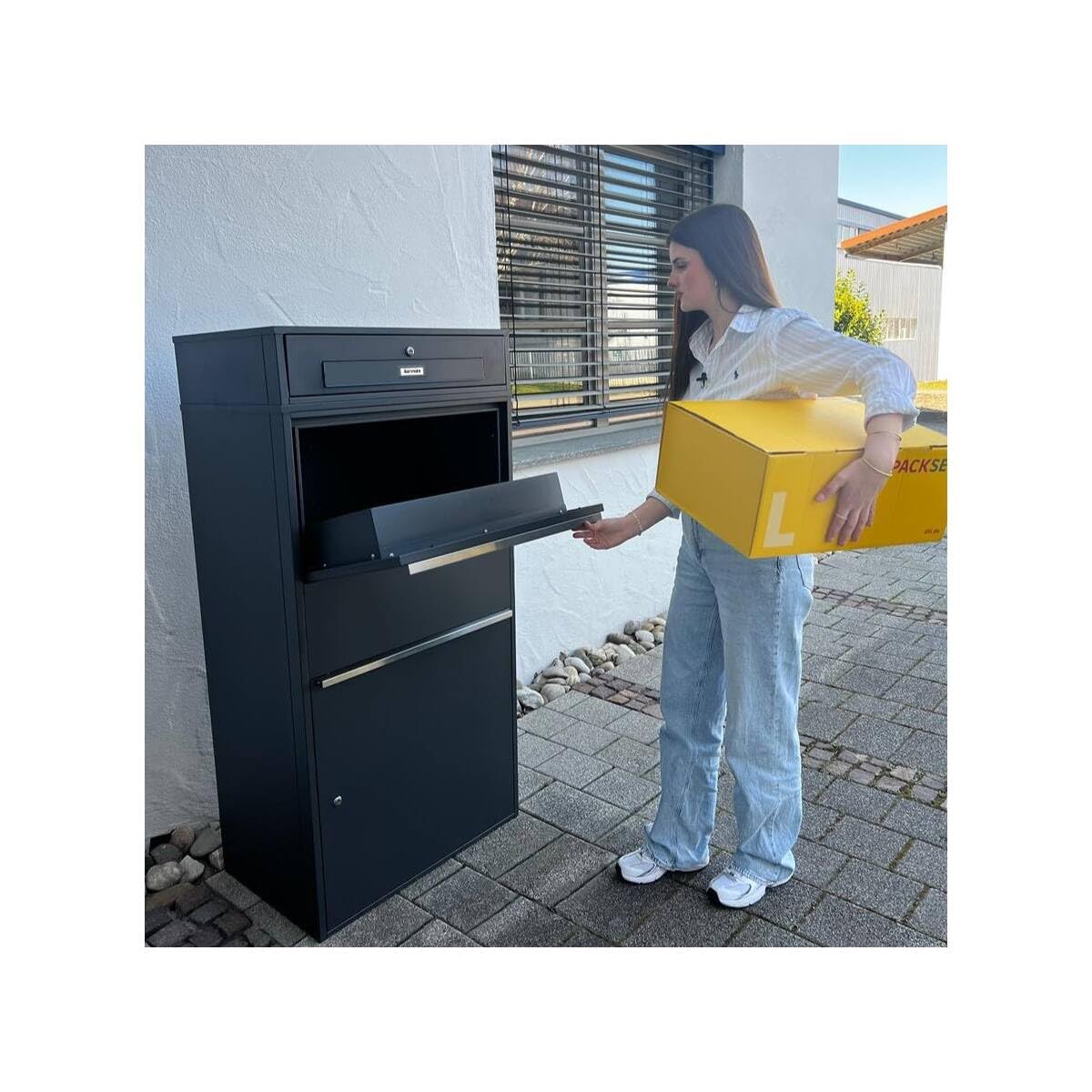 Metzler Paketbox draussen groß XXL mit Briefkasten, Paketbriefkasten in Anthrazit mit austauschbarem Namensschild, Briefkasten mit Paketfach stehend in RAL 7016, Postkasten freistehend | Bispo MAX RE