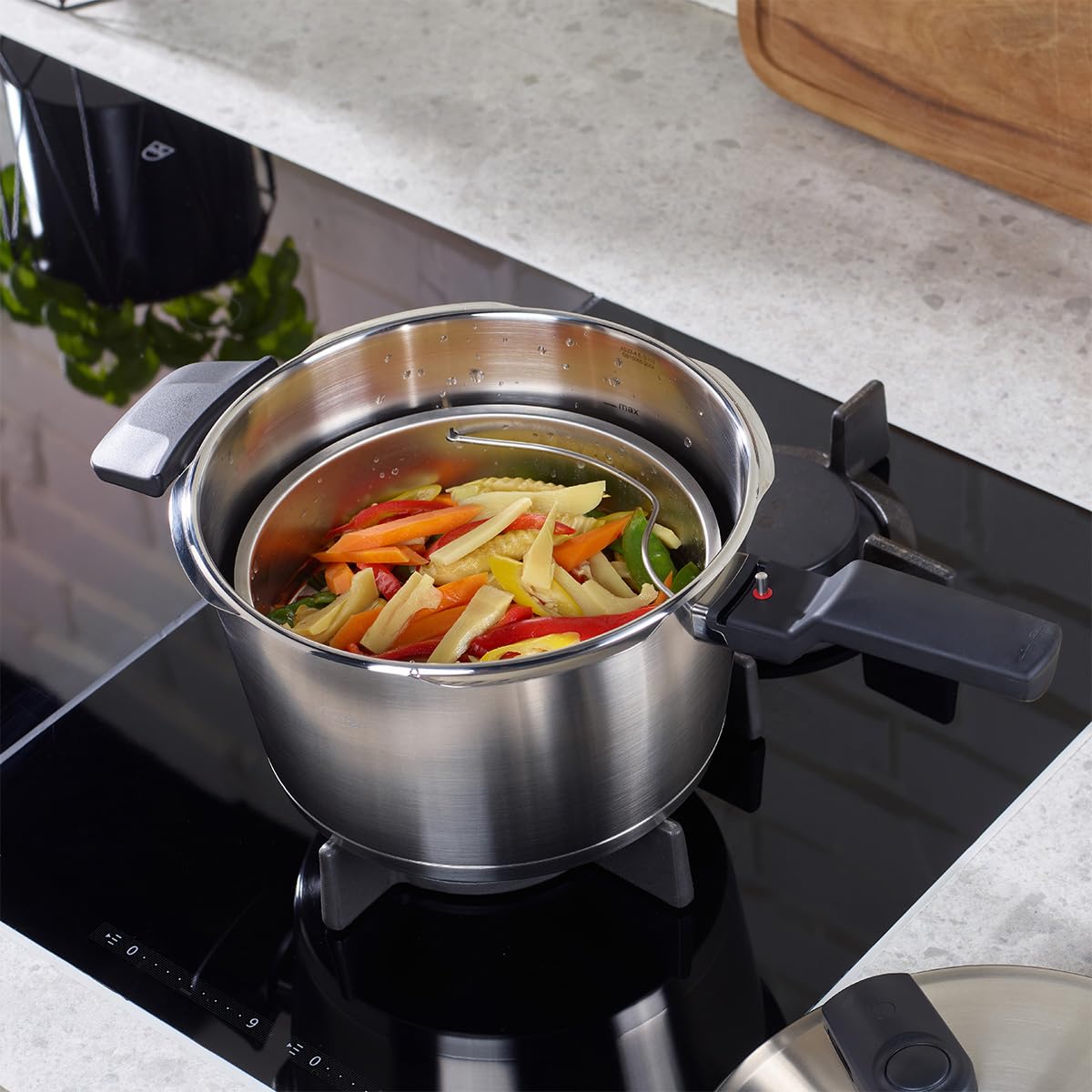 Fissler Vitavit Premium Pentola a pressione in acciaio inox 2.5 L, 18 cm, 4 livelli di cottura, incluso inserto, adatta a fornelli a induzione