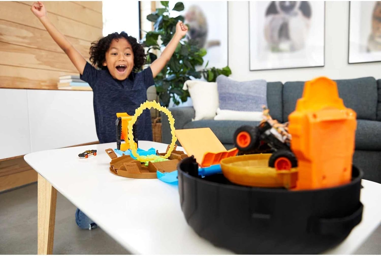 Hot Wheels Monster Trucks Stunt Tire Play Set Opens to Reveal Arena with Launcher, 1 1:64 Scale Car & 1 Monster Truck, Portable Toy Gift Set for Ages 4 to 8 Years Old, Black
