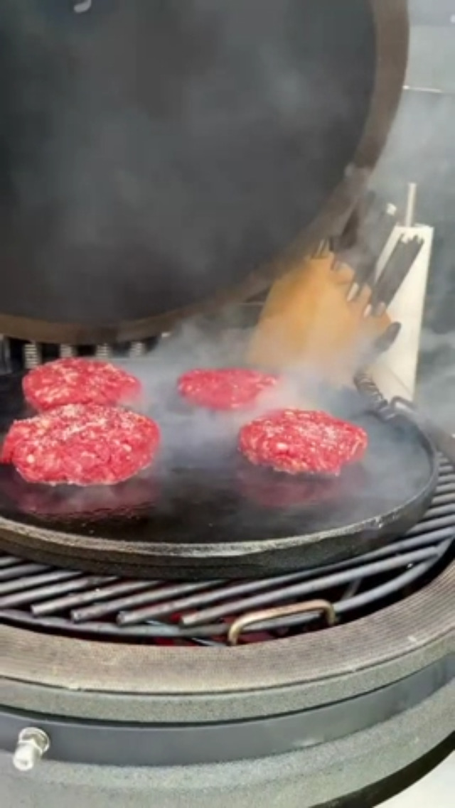 BBQ-Toro Gusseisen Grillplatte mit Griffen | 53 cm | Wendeplatte, emailliert | Gasgrill Zubehör | Emaille Plancha für BBQ, Kugelgrill, Holzkohlegrill