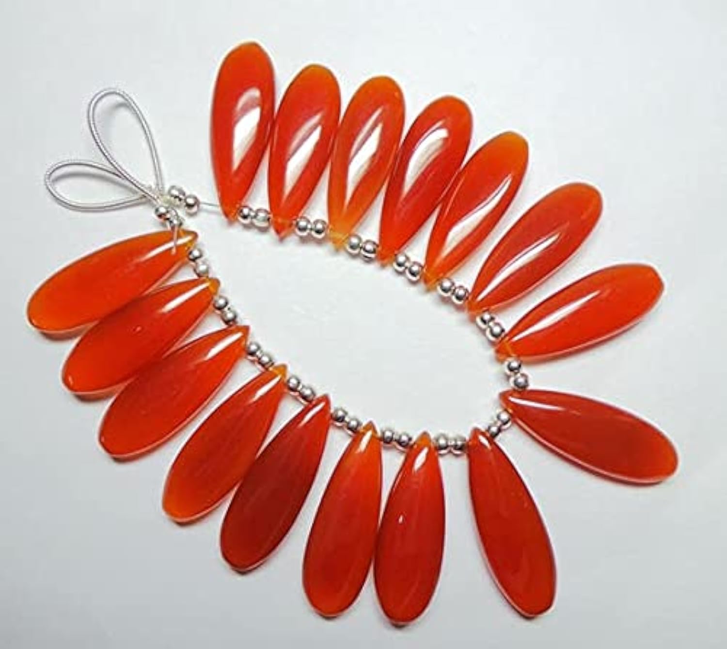 Carnelian chalcedony orange de qualité supérieure en briolettes lisses appairées