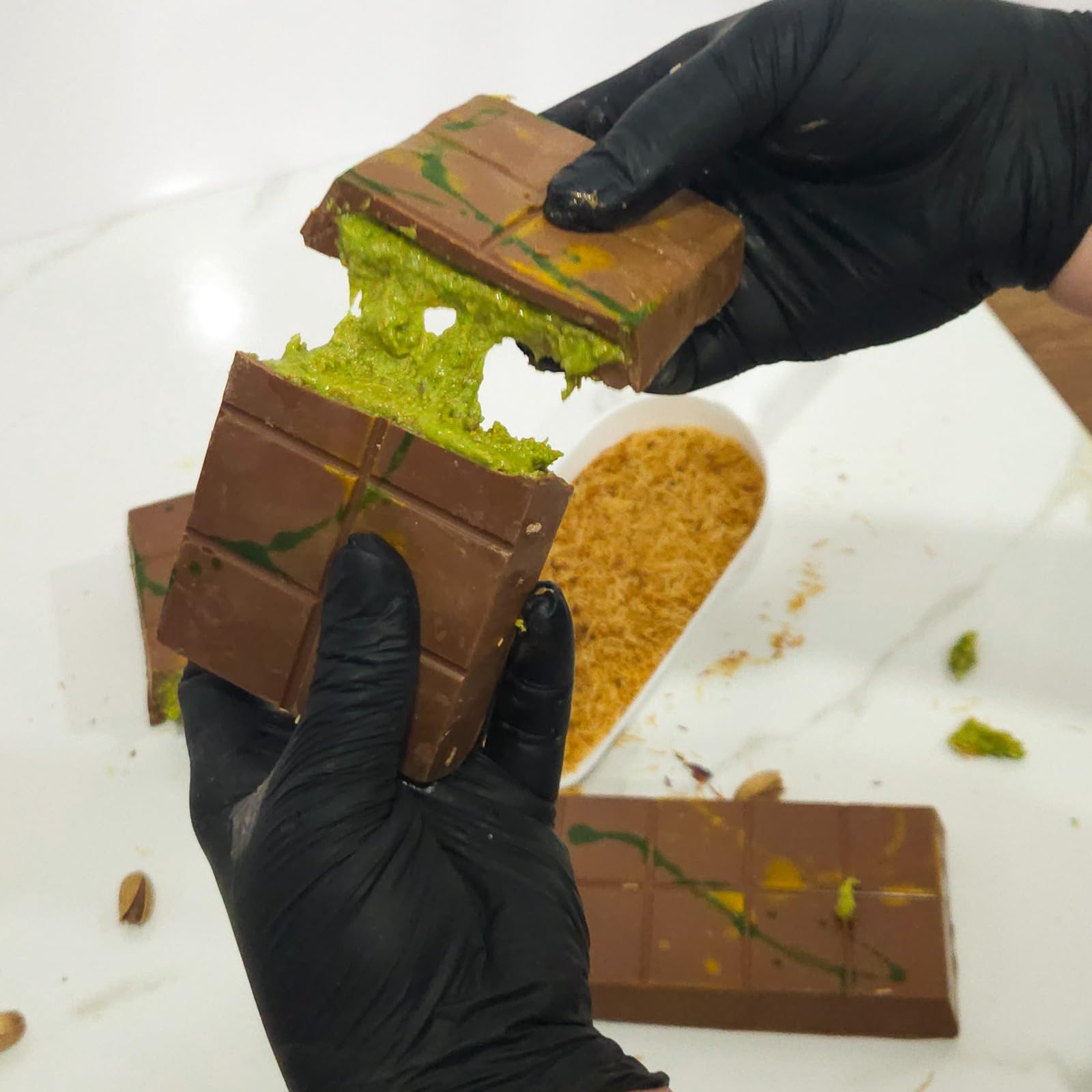 Dubajska czekolada z pistacjami, ręcznie wykonana z belgijskiej czekolady, kunafy i pistacji, 210 g