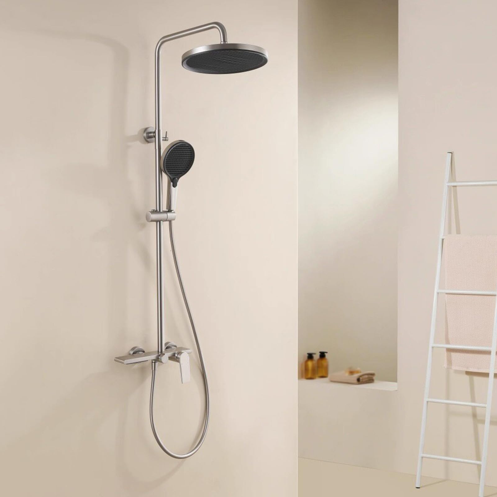 Colonne de douche cascade eau chaude froide pour salle de bain moderne chic