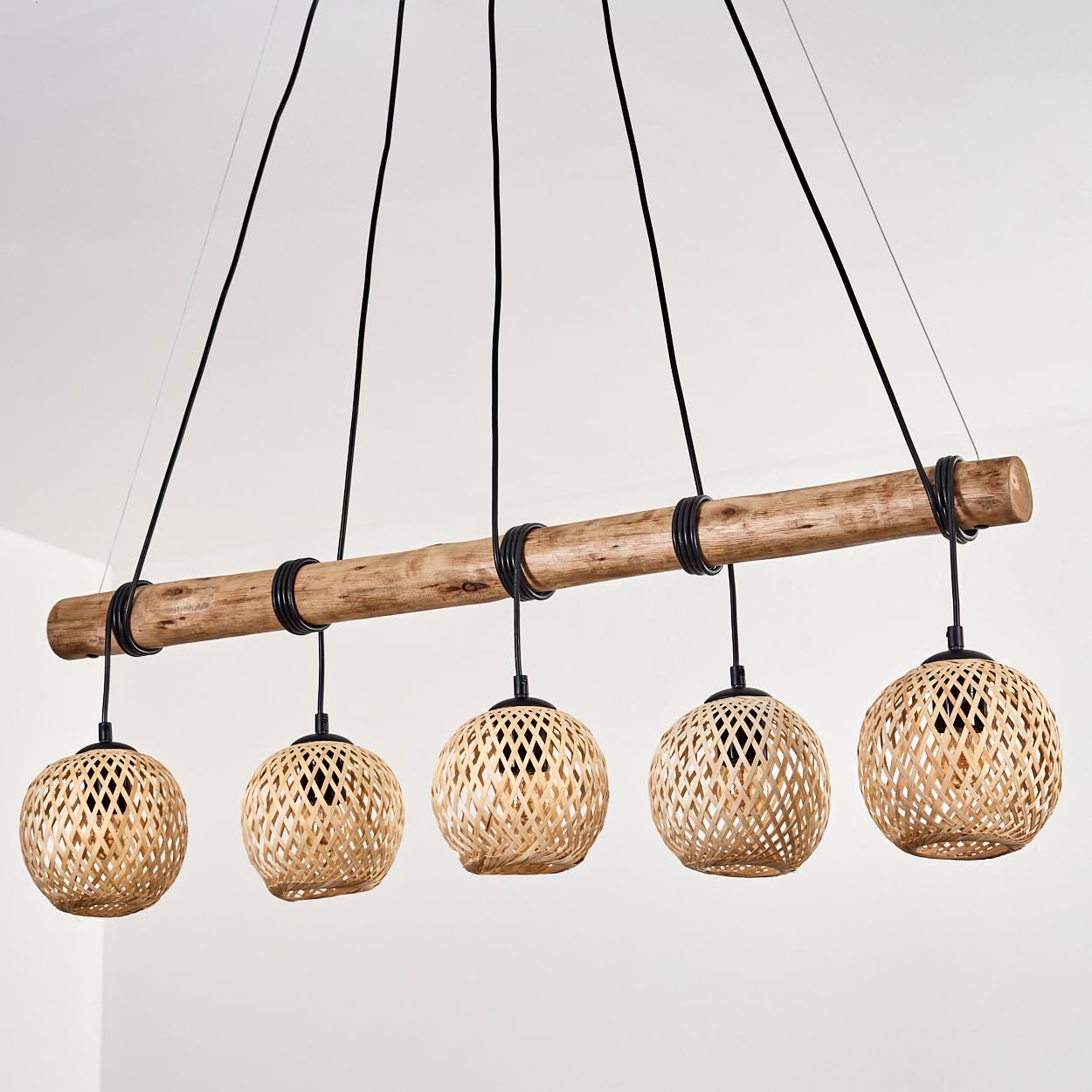 HOFSTEIN Pendelleuchte Basto, 5-flammige Hängelampe aus Metall/Holz/Bambus in Schwarz/Natur, Boho Hängeleuchte mit Bambusschirmen u. Holzbalken, max. 150cm, E27, Esszimmer, Wohnzimmer, Küche