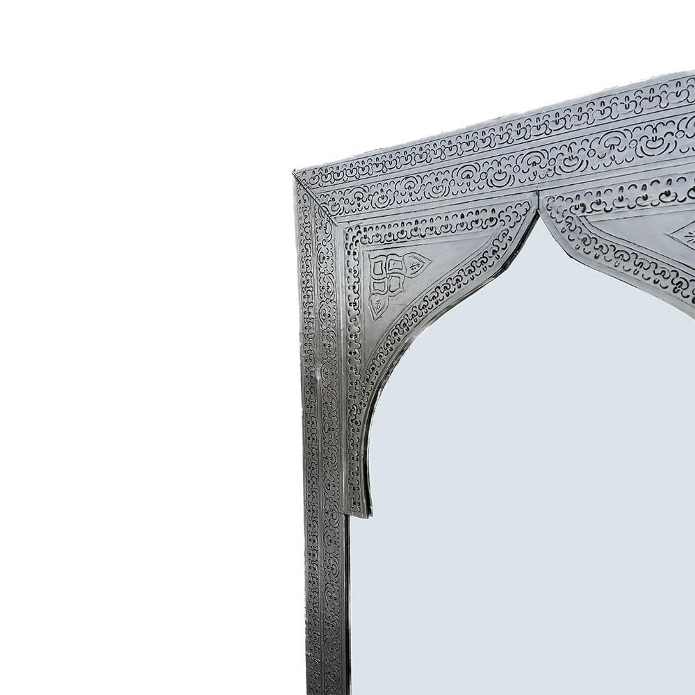 Specchio marocchino in legno ricoperto di metallo alpacca argento cesellato a mano - Dimensione cm 70 * 1,5*h150