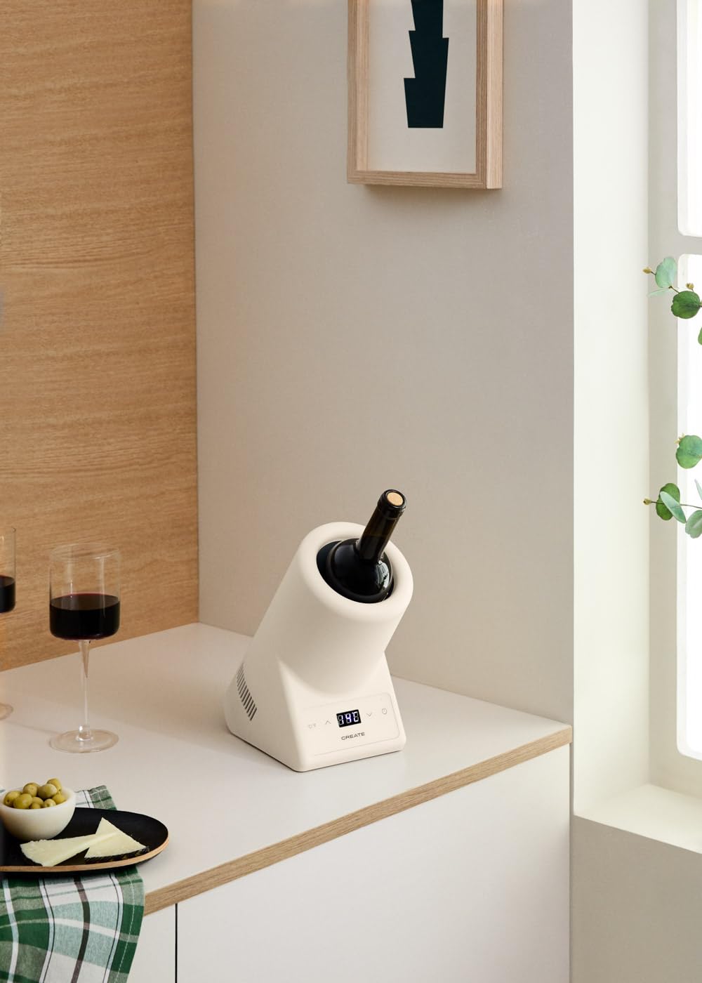 CREATE/BOTTLE COOLER/Enfriador de botellas de vino con temperatura regulable blanco roto / Ø9 cm botella, control de temperatura, pantalla LED, termómetro NTC, memoria última temperatura, 87W