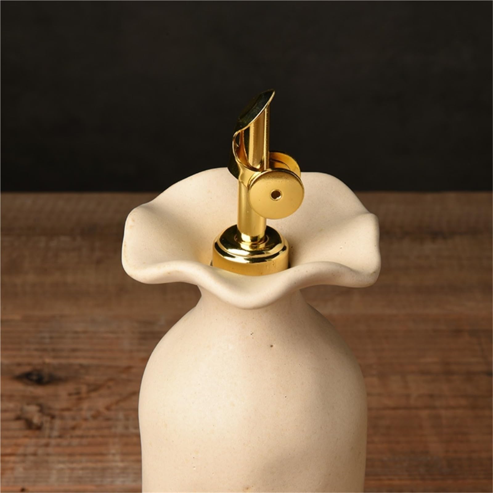 Keramische Olivenöl-Dispenserflasche Kreative Retro Beige Keramik Olivenöl Flasche Edelstahl Auslauf Küche Lagerung Liefert Gewürz(Beige)