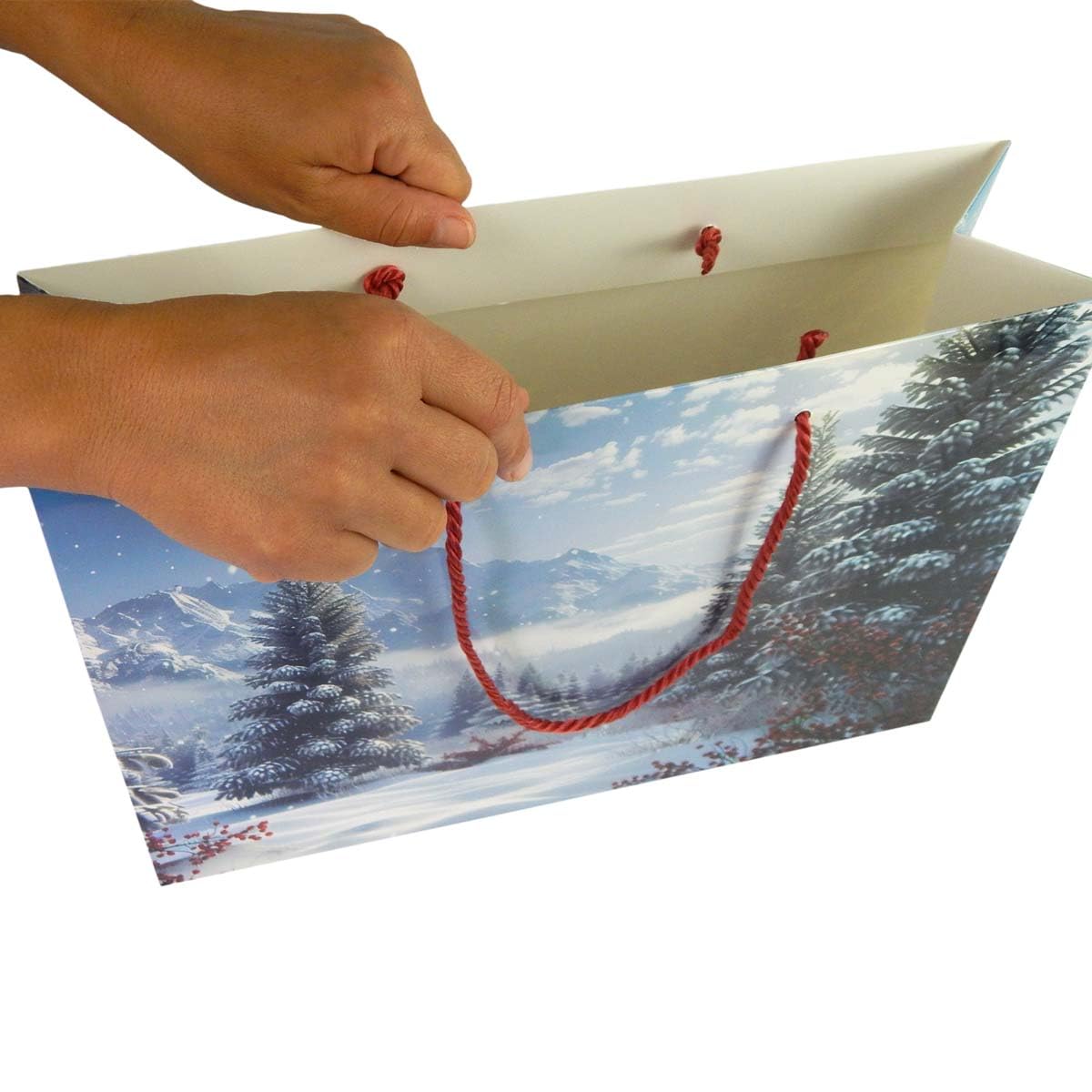 Papiertaschen Weihnachten - 25 Stück, Winterlandschaft 32+12x26 cm, hochwertige Weihnachtstüten für Geschenke mit edler Textilkordel rot | HUTNER