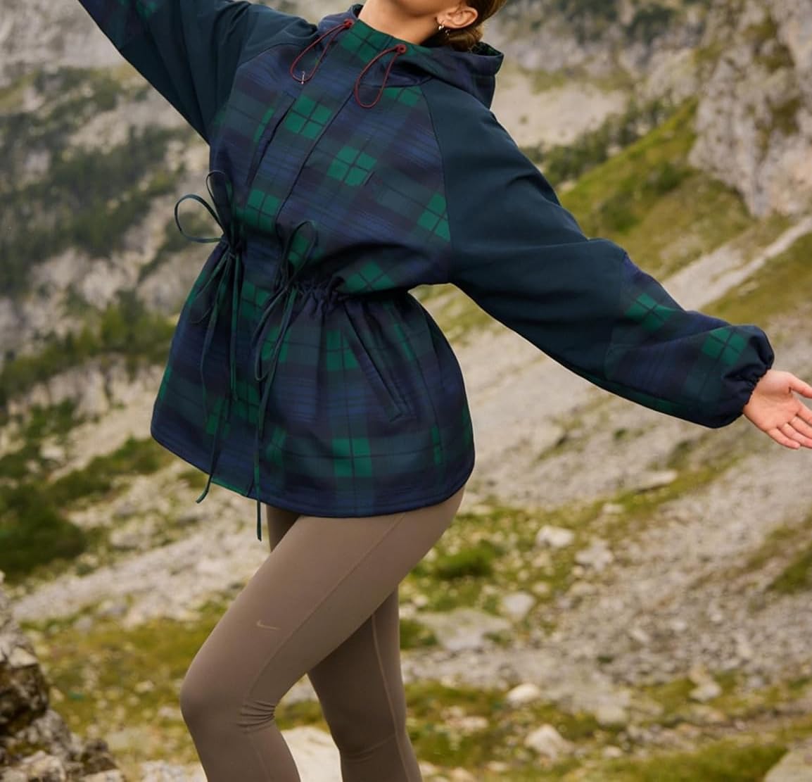 Damen modische karierte Freizeitjacke regen- und winddicht mit Kapuze Kordelzug in der Taille und Kapuzen-Wanderjacke