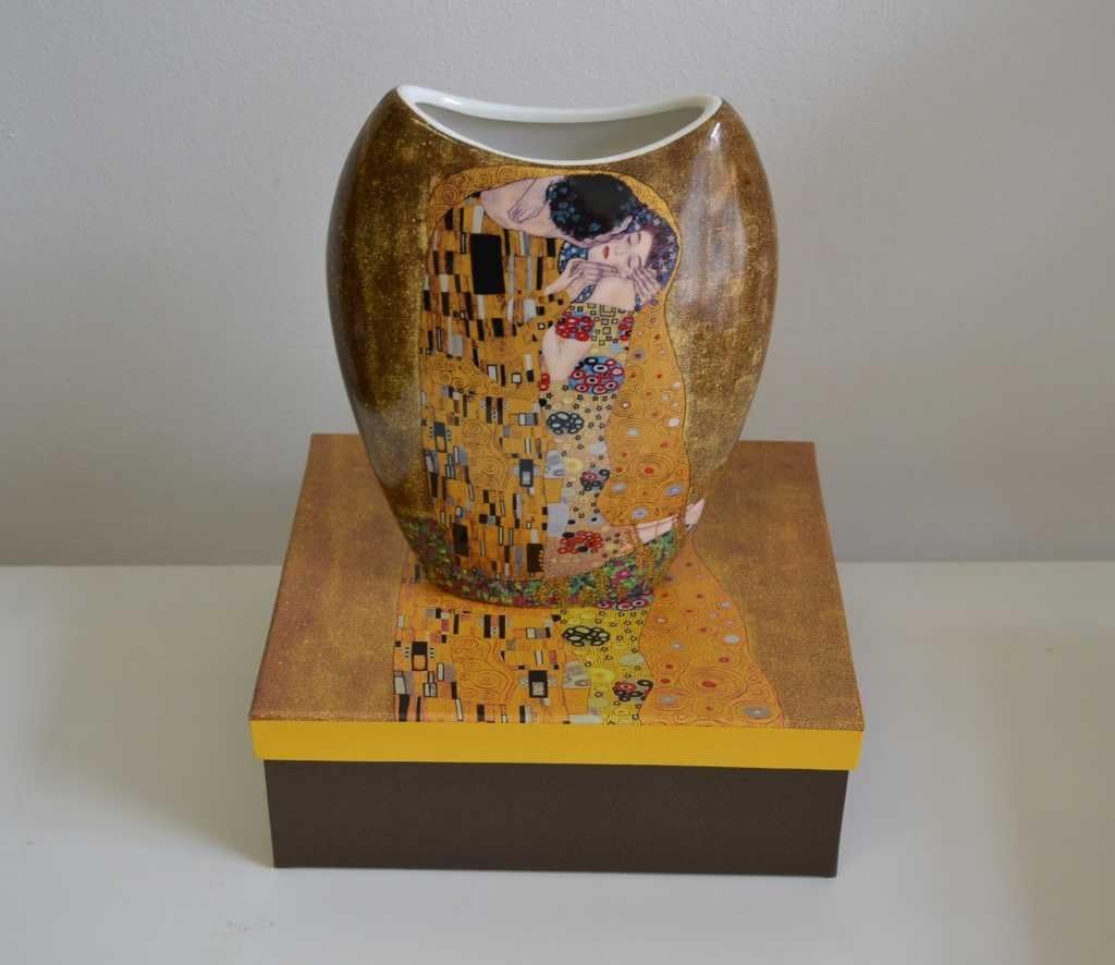 Gustav Klimt vase motif: Der Kuss, porcelain, Le Baisier beige/gold