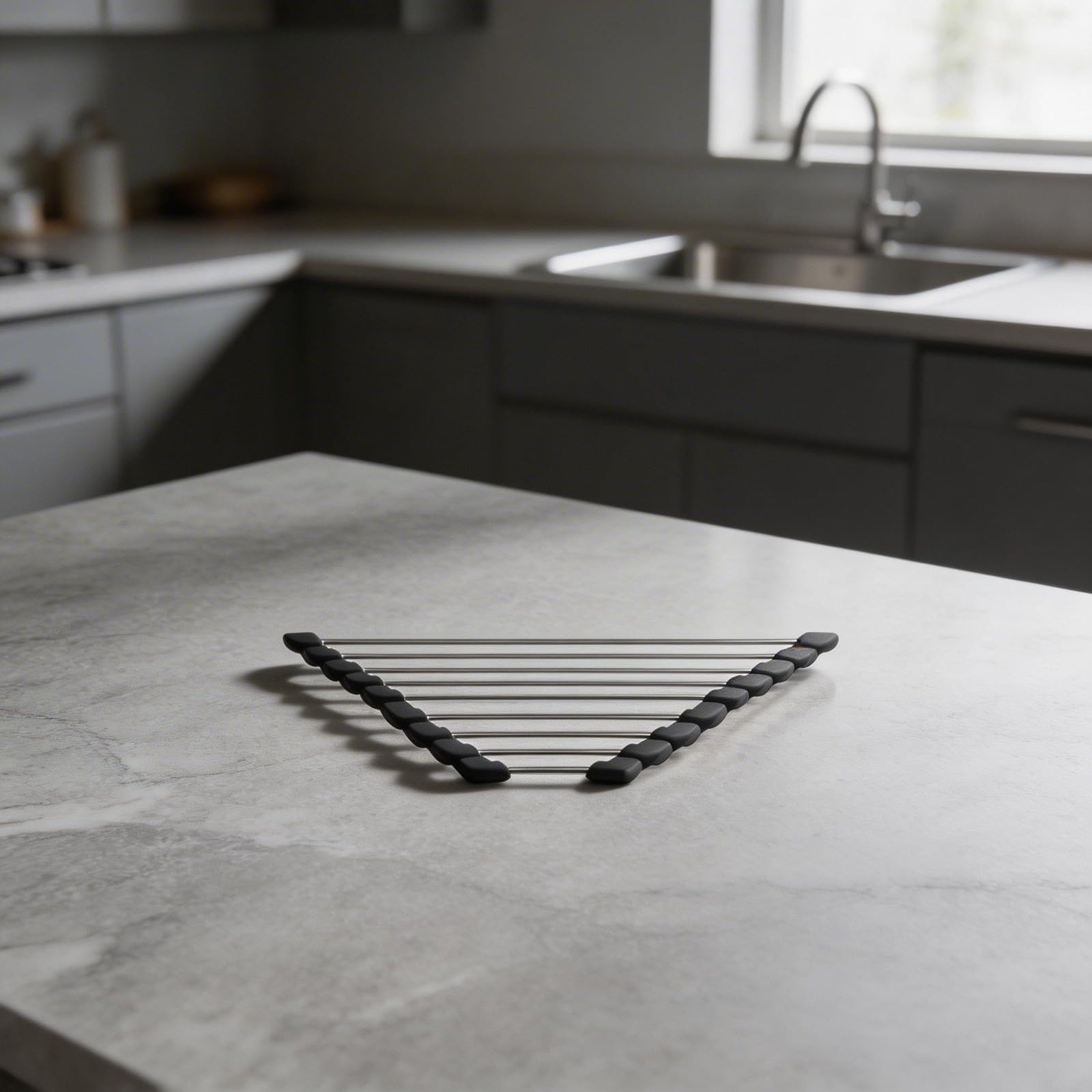 Escurridor triangular de acero inoxidable plegable sobre el fregadero con salvamanteles antideslizante para organización de mostrador, color gris (negro)