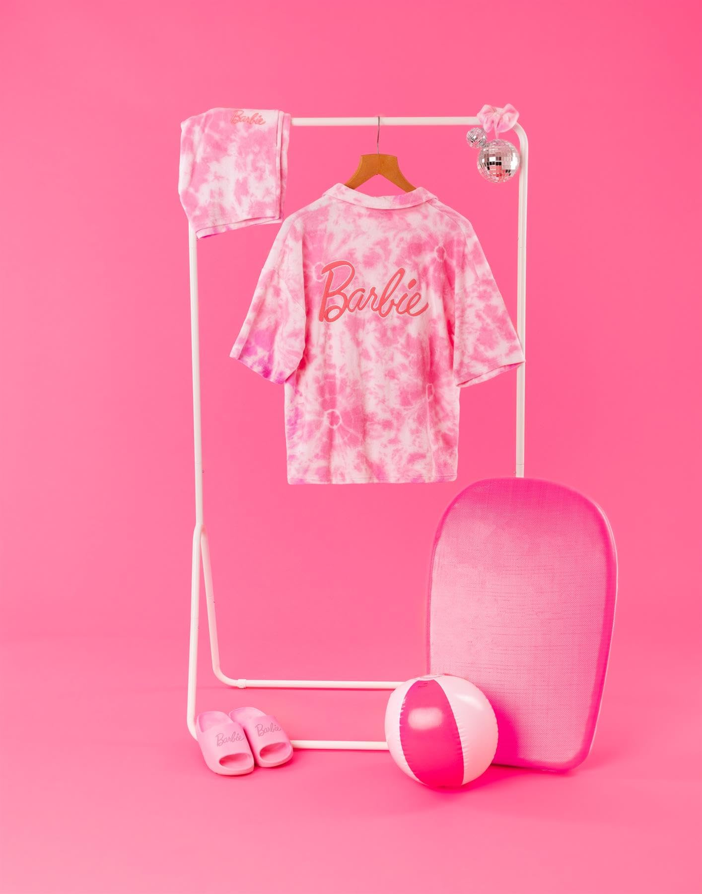 Barbie Damskie 3 sztuki Torubing Co-Ord Beach Cover Up | Różowy kolor batikowy ręcznik T-Shirt Szorty Gumki do włosów Włosy Bobble Logo Moda kąpielowa Merchandise