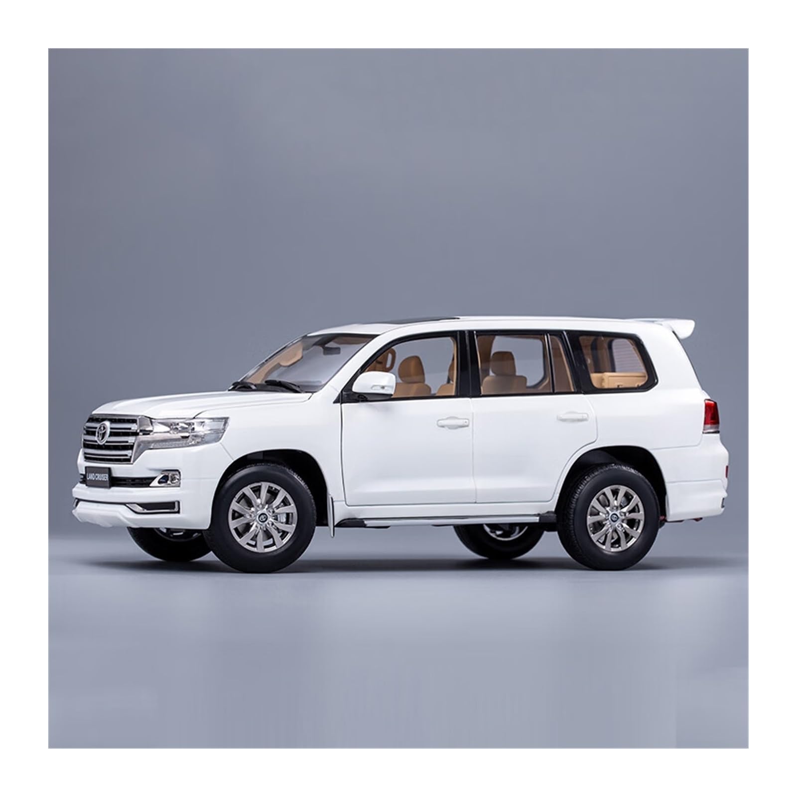 TOYOTA LAND CRUISER 200 1/18スケール ミニカー 1/18 Toyota Land Cruiser GXR LC200 (White) RHD Diecast Car